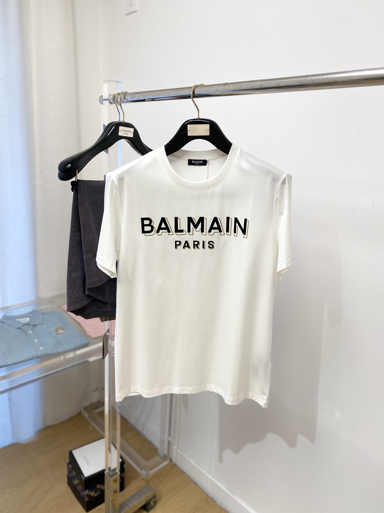 NO:127539,BALMAIN, the latest short-sleeved T-shirt in 2025, handsome and fashionable, top-grade printed letter logo on the chest, simple and versatile style. The fabric cotton is not only crisp, maintains the trendy silhouette, and is also comfortable to wear, and the yarn is more delicate, the number M-3XL, balmain, balmain, T-shirt, tees, t-shirt, alexander wang19860909BALMAIN 巴尔曼、2025最新款短袖T恤,帅气时尚,胸前顶级印胶字母logo,简约百搭款.面料棉 不仅挺括,保持潮流的廓形,又穿着舒适,纱织更细腻,码数M-3XL,,balmain,balmain,T-shirt,tees，t-shirt,alexander wang,Men's clothing