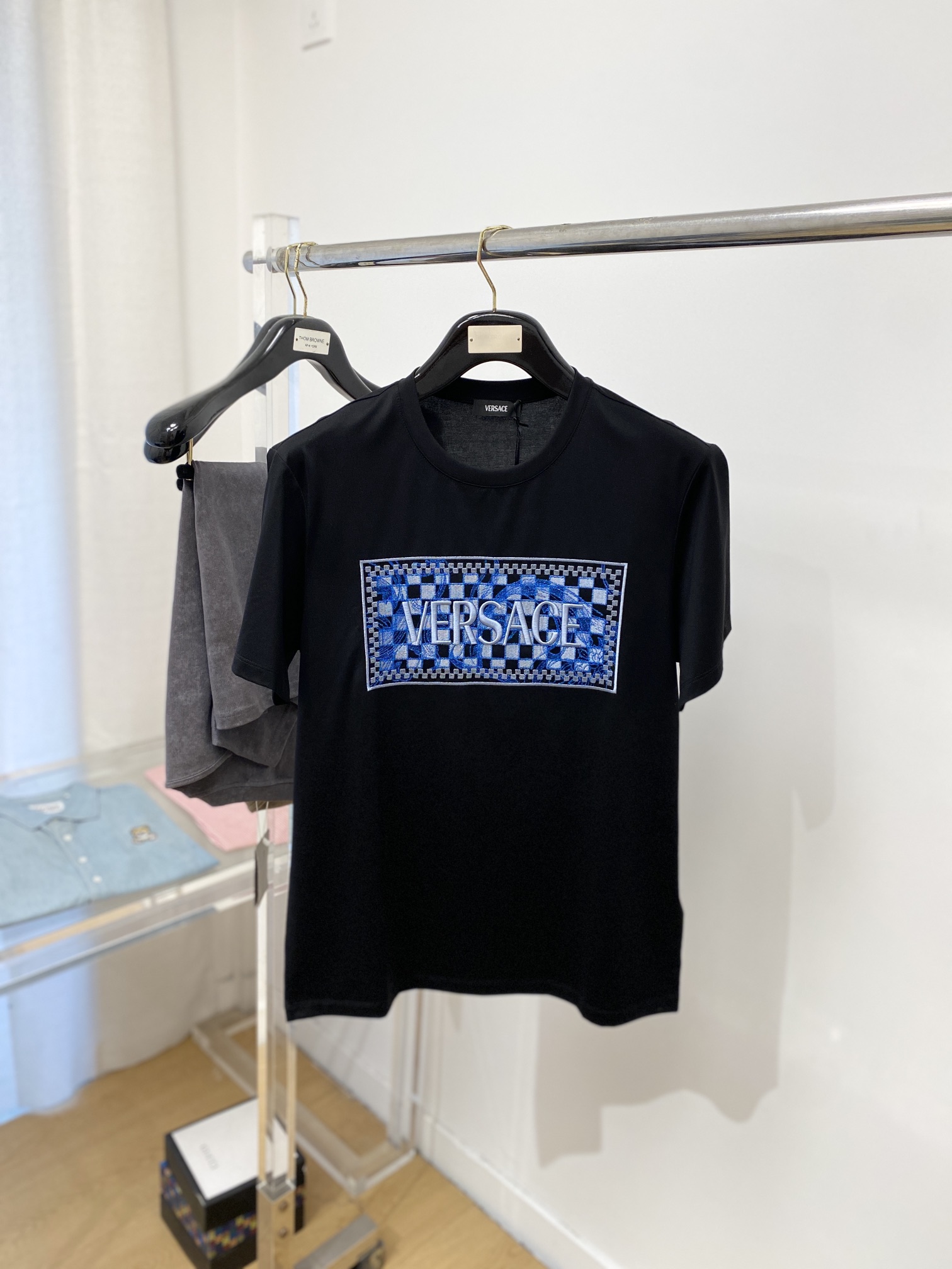 NO:127541,Versace, the latest short-sleeved T-shirt in 2025, handsome and fashionable, exquisite embroidered letter logo on the chest, simple and versatile style. The fabric cotton is not only crisp, maintains the trendy silhouette, but also comfortable to wear, and the yarn is more delicate, the number M-3XL, versace, T-shirt, tees, t-shirt, alexander wang19860909范思哲、2025最新款短袖T恤,帅气时尚,胸前精致刺绣字母logo,简约百搭款.面料棉 不仅挺括,保持潮流的廓形,又穿着舒适,纱织更细腻,码数M-3XL,,versace,T-shirt,tees，t-shirt,alexander wang,Men's clothing