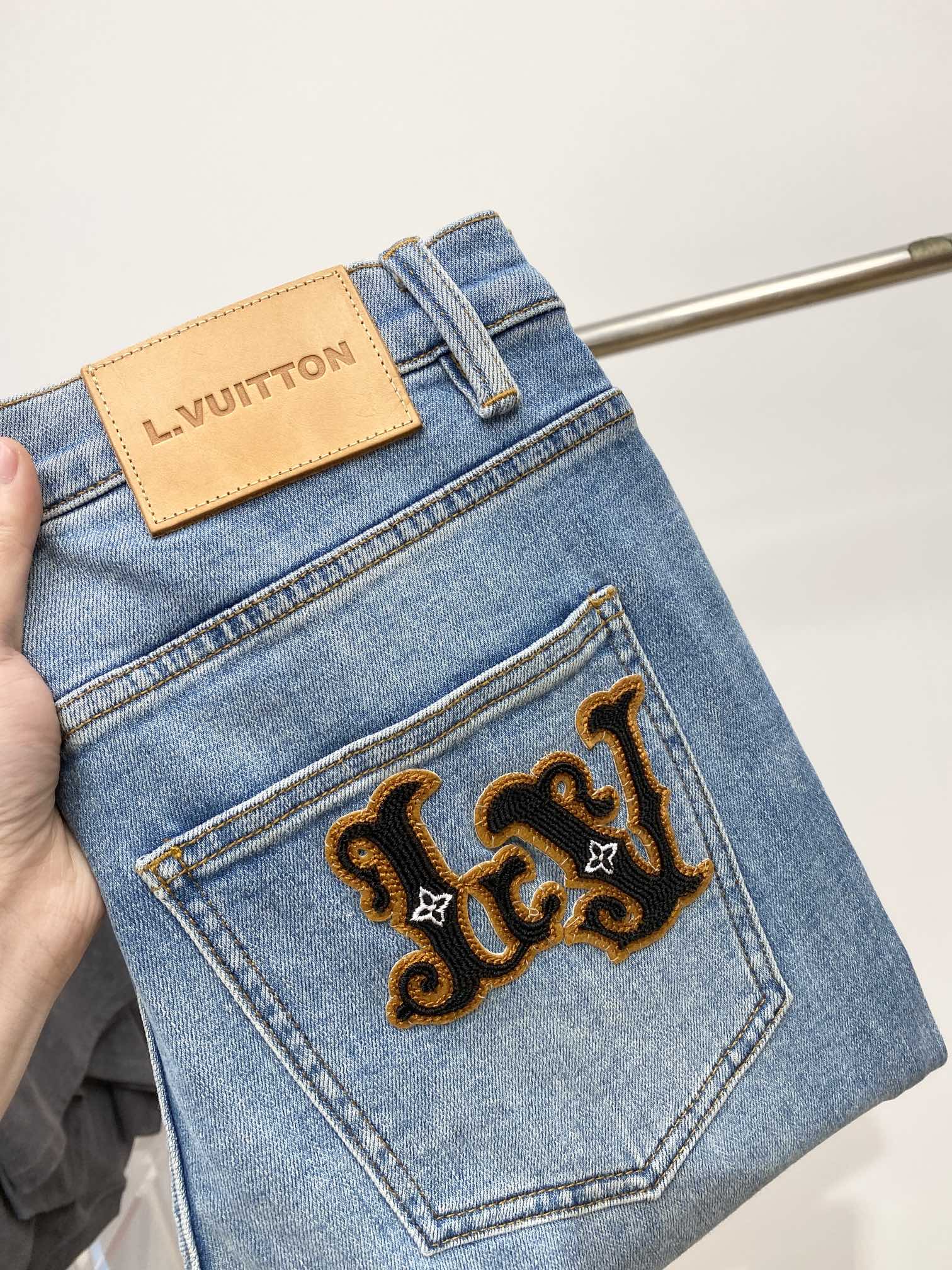 NO:131278,LV, latest products, special counters are available at the same time, original single-purpose goods, water-washed casual jeans, imported original washing elastic fabric, comfortable and elastic, original hardware and auxiliary decorative logo, super positive style, extremely high grade, counter quality, fashionable and stylish upper body, 29-36,,louis vuitton, jeans, alexander wang19860909LV、最新品,专柜同步有售,原单狠货,水洗休闲牛仔裤,进口原版水洗弹力面料,舒适有弹性,原版五金辅料装饰logo,版型超正,档次极高,专柜品质,上身时尚有型,码数29-36,,louis vuitton,jeans,alexander wang,Men's clothing