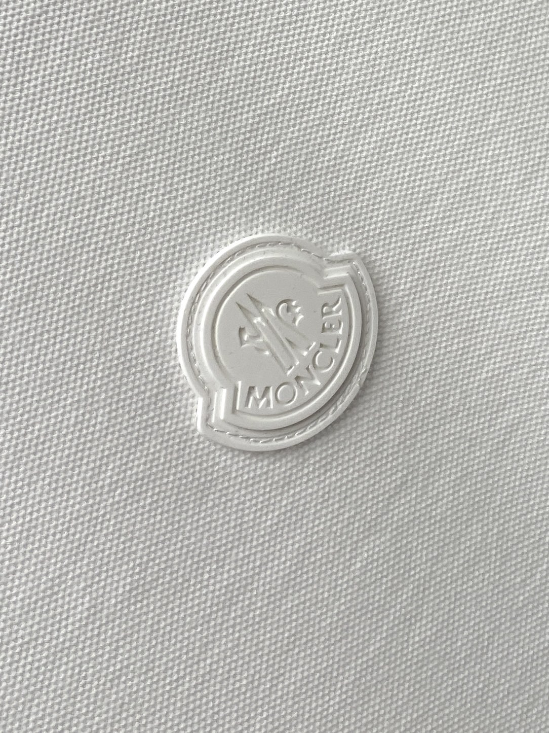 蒙口、2025最新款短袖T恤，帅气时尚，胸前刺绣装饰图案logo，简约百搭款。面料棉 不仅挺括，保持潮流