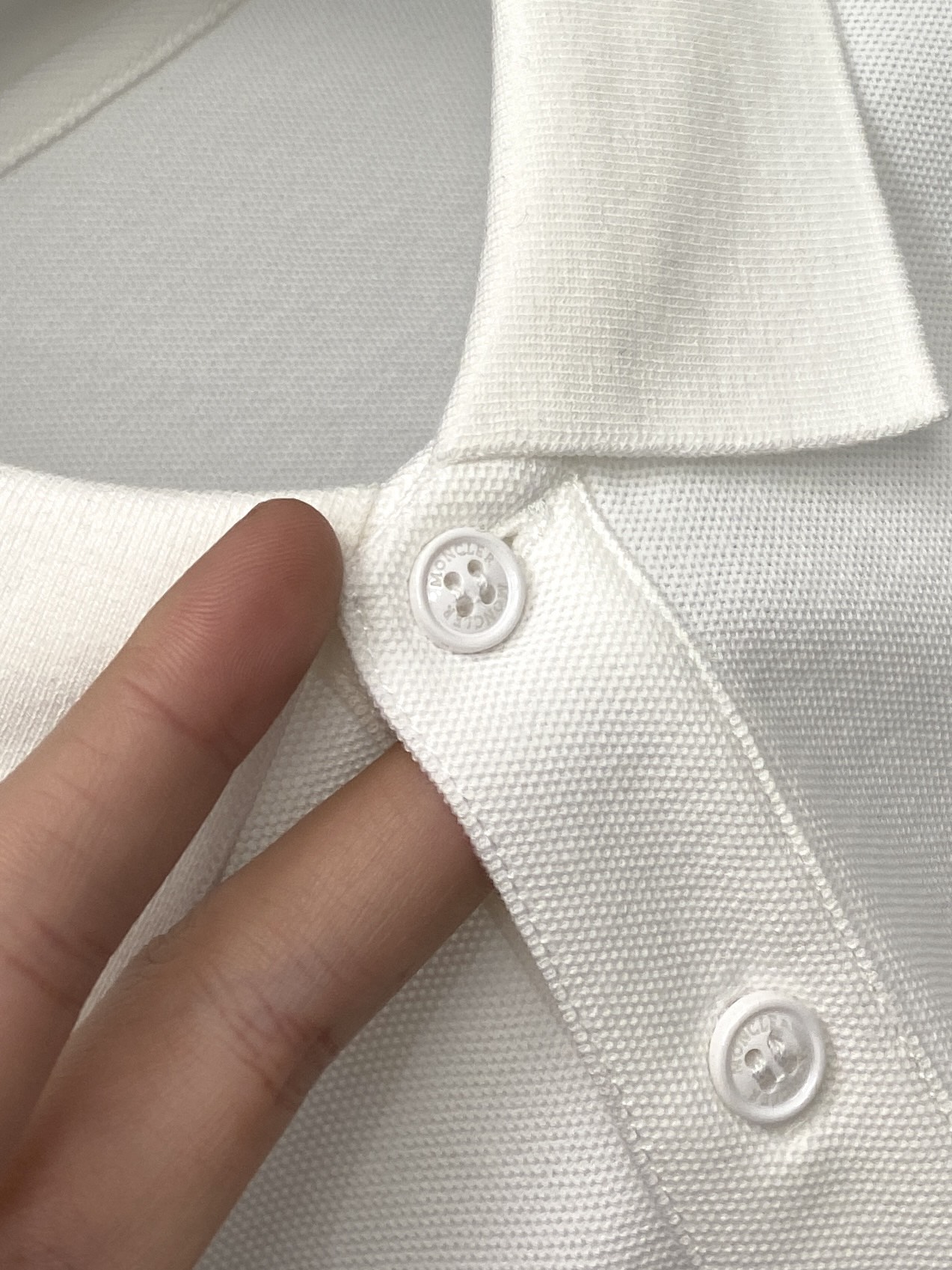 蒙口、2025最新款短袖T恤，帅气时尚，胸前刺绣装饰图案logo，简约百搭款。面料棉 不仅挺括，保持潮流