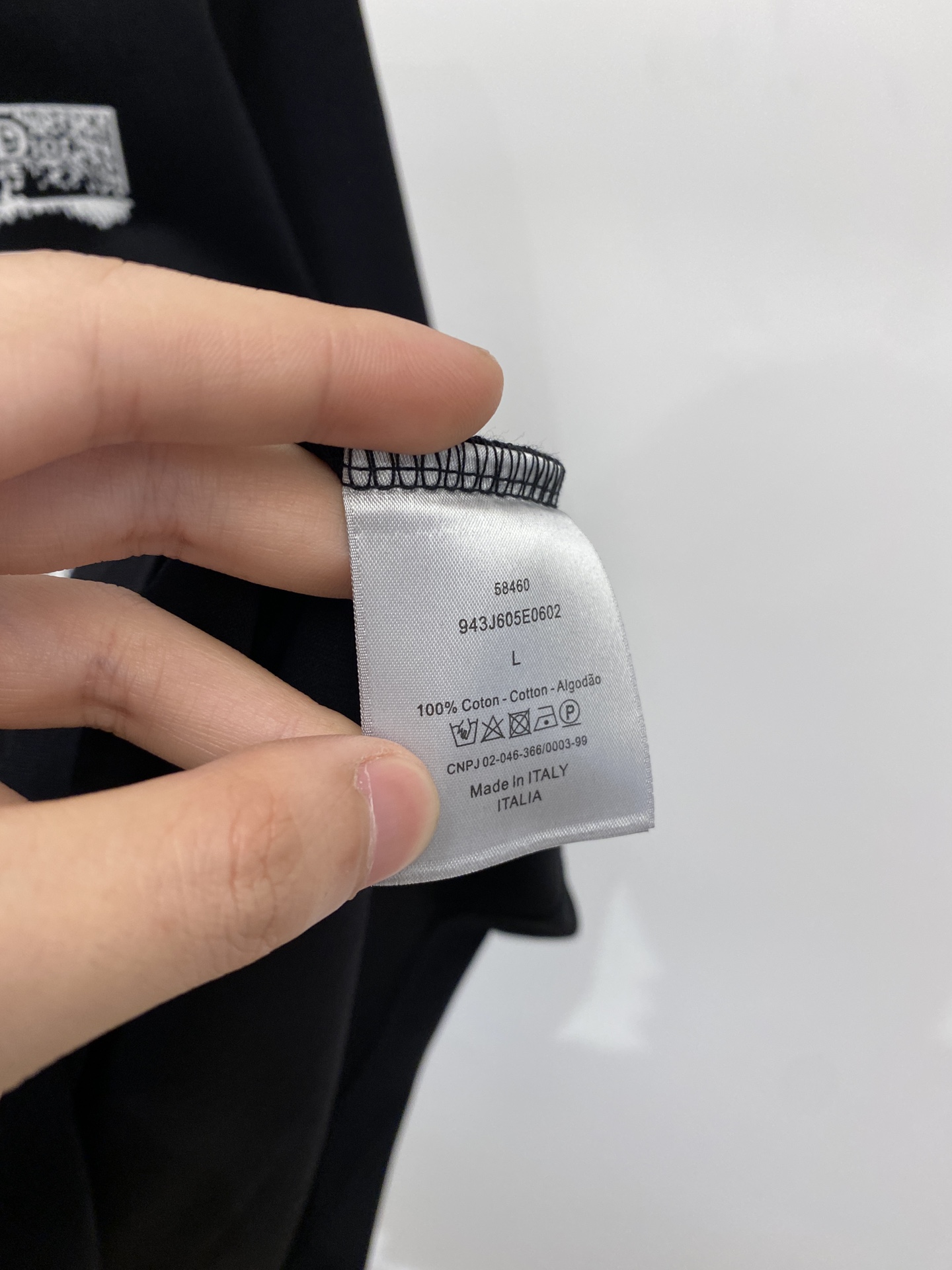迪奥、2025最新款短袖T恤，帅气时尚，胸前精致刺绣字母logo，简约百搭款。面料棉 不仅挺括，保持潮流