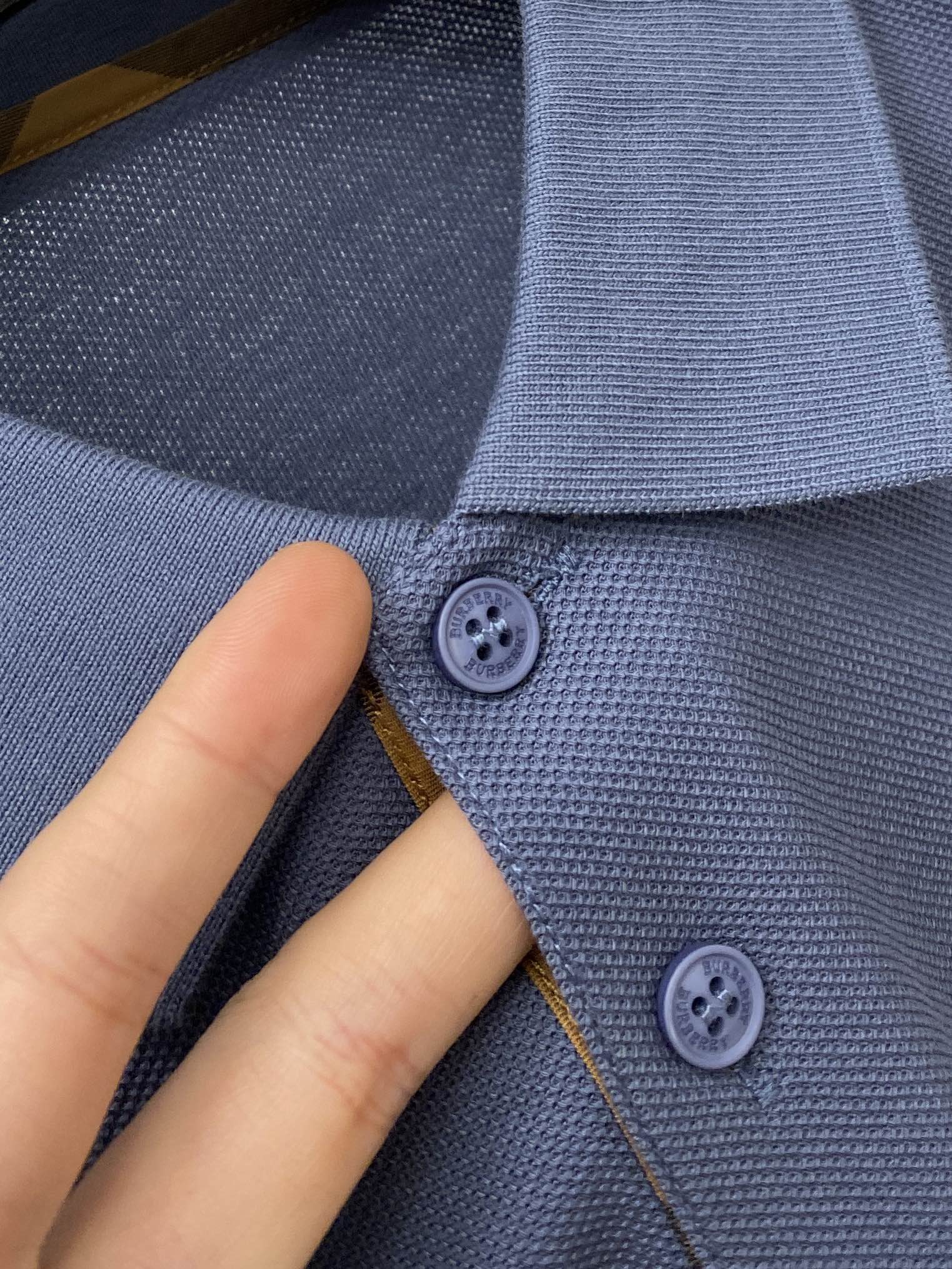 巴宝莉、 2025最新款短袖T恤，帅气时尚，胸前精致刺绣图案logo，简约百搭款。面料棉 不仅挺括，保持