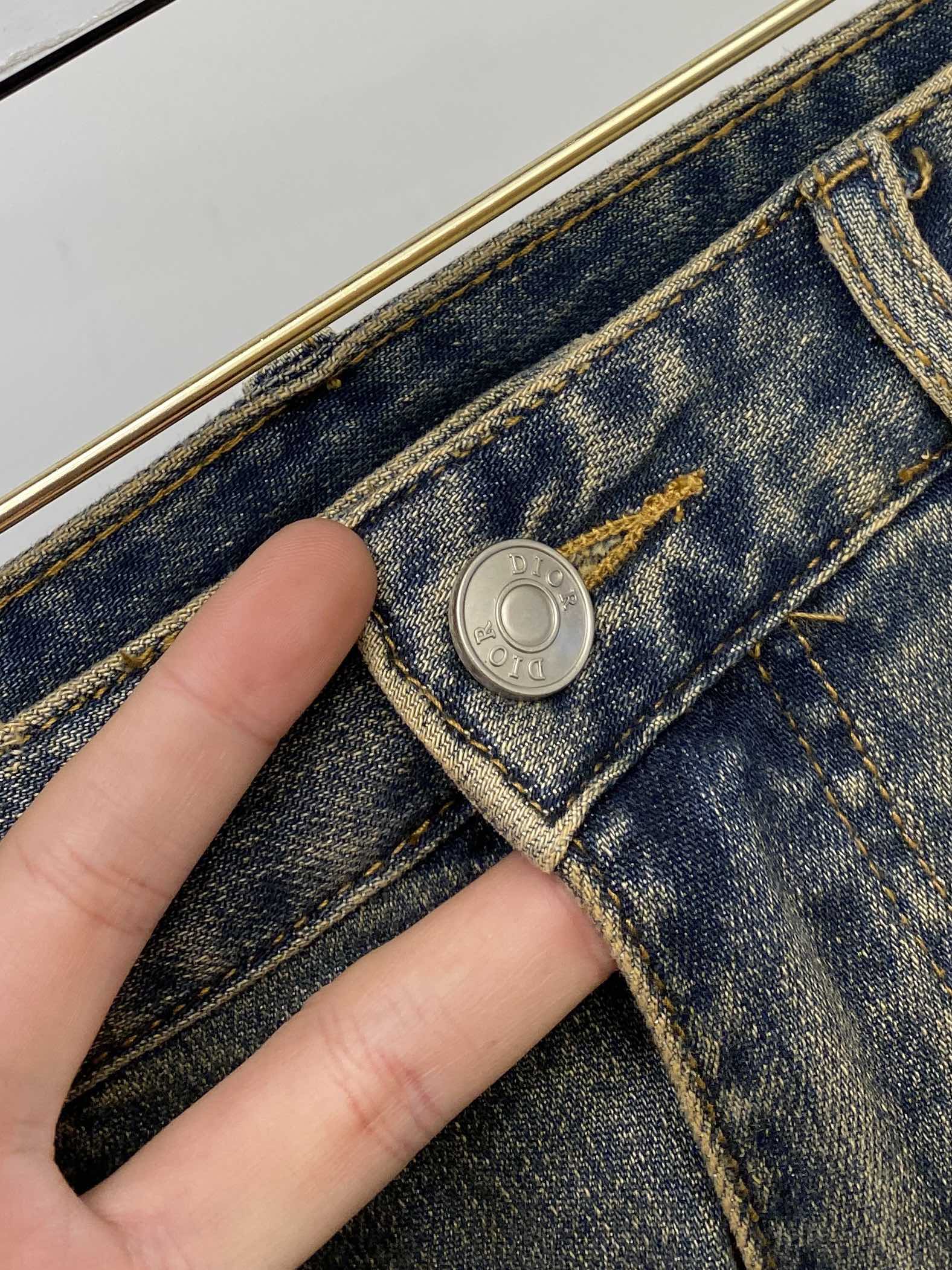 迪奥、2025最新品，专柜同步有售，原单狠货，水洗休闲牛仔裤，进口原版水洗弹力面料，舒适有弹性，原版五金