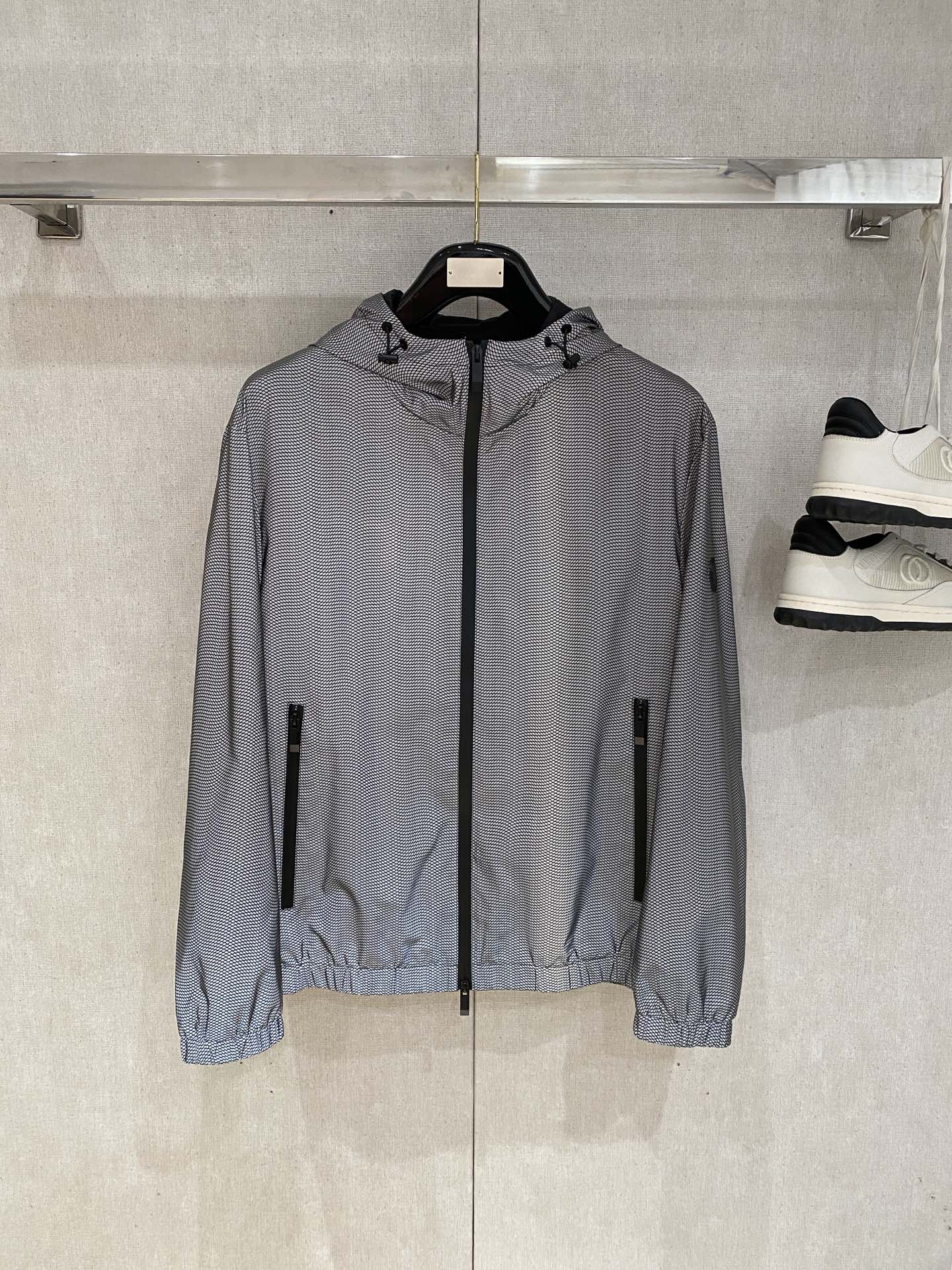 NO:123169,The cover, 2025 new jacket jacket, fashionable and handsome, simple and versatile style, cuff embroidery decorative pattern logo, customized original fabric, not only crisp, maintains the trendy silhouette, and is comfortable to wear, the yarn weaving is more delicate, the number M-3XL, Moncler, jackets & coats, jackets & coats, alexander wang19860909蒙口、2025新品夹克外套,时尚帅气,简约百搭款,袖口刺绣装饰图案logo,定制原版面料,不仅挺括,保持潮流的廓形,又穿着舒适,纱织更细腻,码数M-3XL,,Moncler,jackets & coats,jackets & coats,alexander wang,Men's clothing