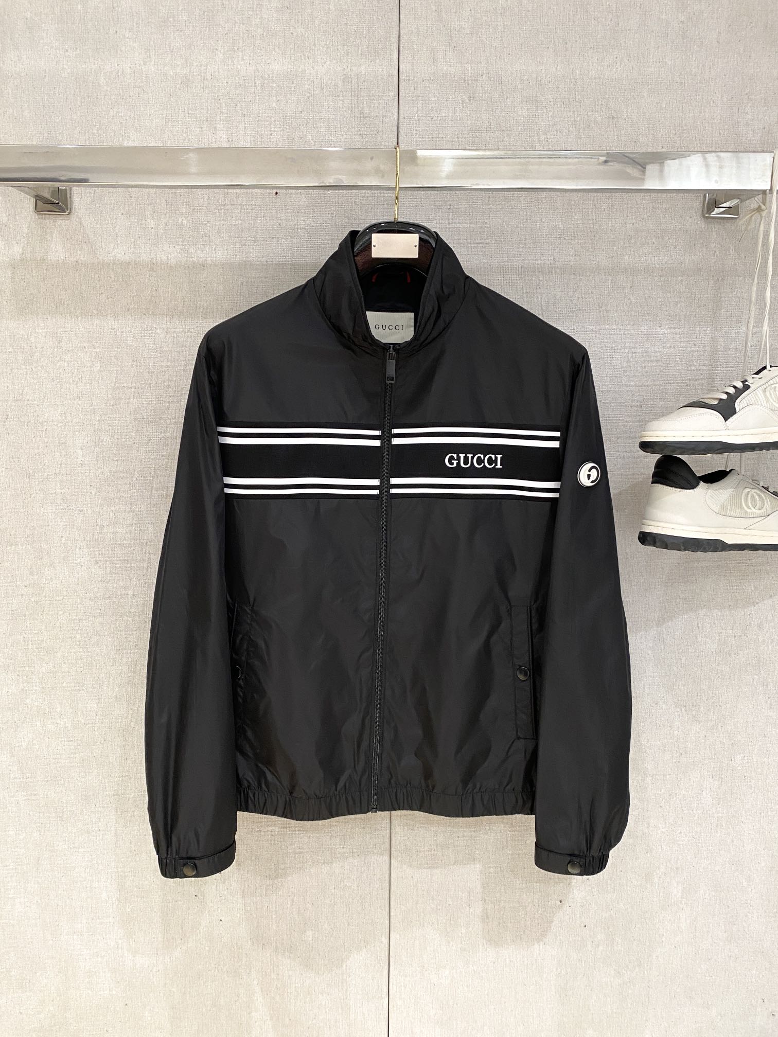 NO:123167,Guqi, 2025 new jacket jacket, fashionable and handsome, simple and versatile style, cuff embroidered decorative letter logo, customized original fabric, not only crisp, maintains the trendy silhouette, and is comfortable to wear, and the yarn is more delicate, the number M-3XL, jackets & coats, jackets & coats, alexander wang19860909古奇、2025新品夹克外套,时尚帅气,简约百搭款,袖口刺绣装饰字母logo,定制原版面料,不仅挺括,保持潮流的廓形,又穿着舒适,纱织更细腻,码数M-3XL,,jackets & coats,jackets & coats,alexander wang,Men's clothing