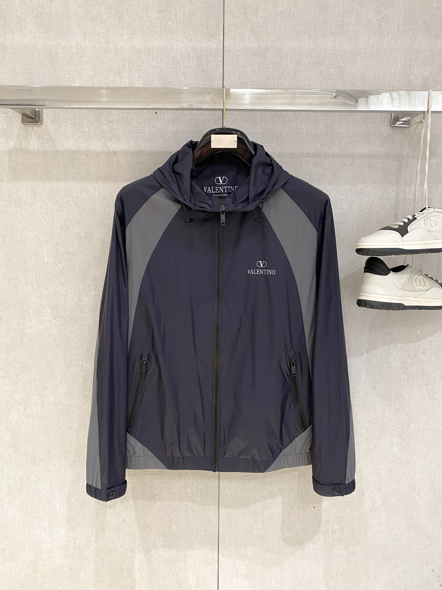 NO:123191,Valentino, 2025 new jacket jacket, fashionable and handsome, simple and versatile style, top printed pattern letter logo on the chest, customized original fabric, not only crisp, maintains the trendy silhouette, and is comfortable to wear, the yarn weaving is more delicate, the number M-3XL, valentino, jackets & coats, jackets & coats, alexander wang19860909华伦天奴、2025新品夹克外套,时尚帅气,简约百搭款,胸前顶级印花图案字母logo,定制原版面料,不仅挺括,保持潮流的廓形,又穿着舒适,纱织更细腻,码数M-3XL,,valentino,jackets & coats,jackets & coats,alexander wang,Men's clothing