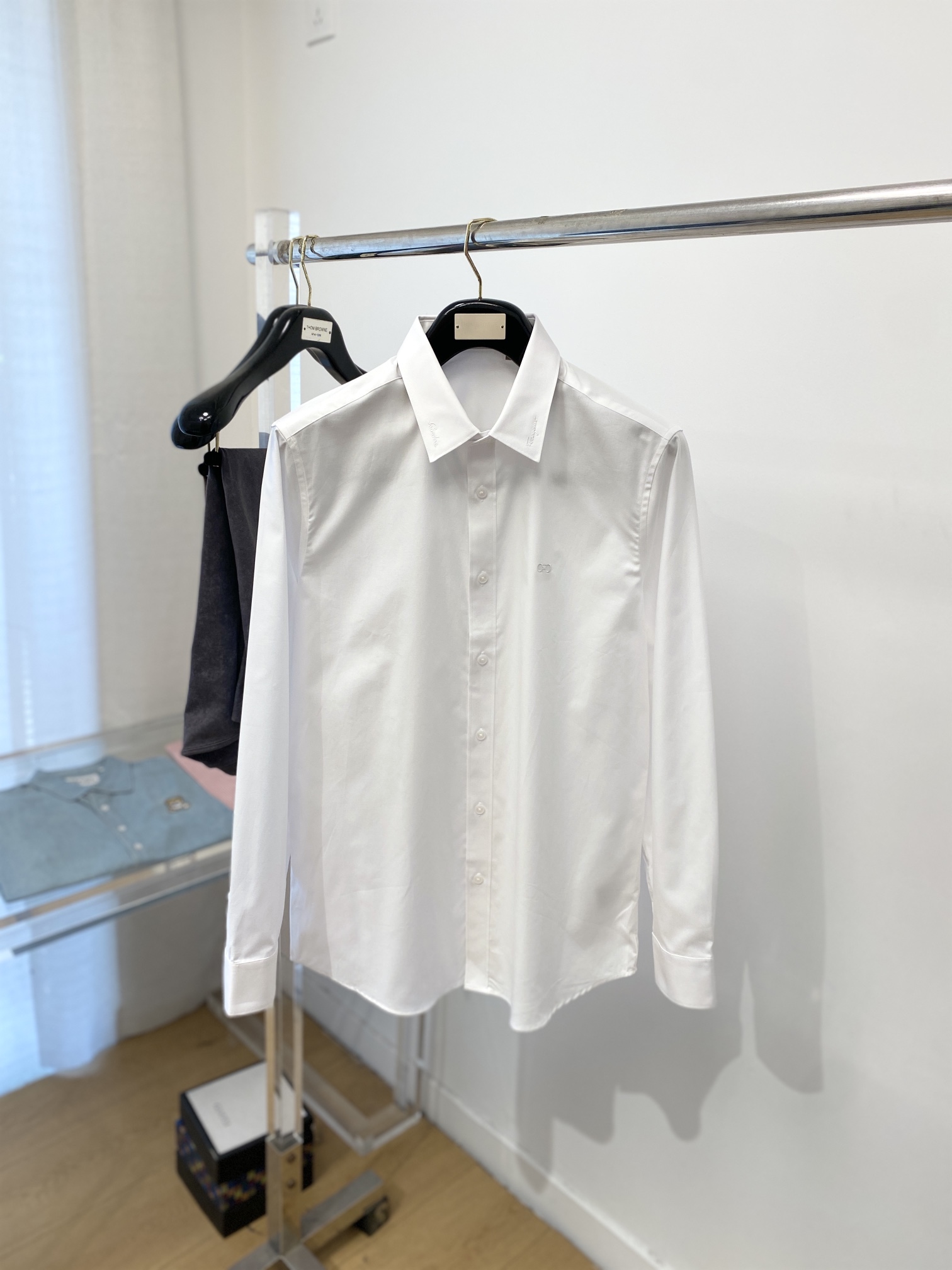 NO:123192,Valentino, 2025 new shirt, fashionable and handsome, simple and versatile, customized original fabric, not only crisp, maintains the trendy silhouette, and is comfortable to wear, and the yarn is more delicate, the number M-3XL, valentino, shirts, alexander wang19860909华伦天奴、2025新品衬衫,时尚帅气,简约百搭款,定制原版面料,不仅挺括,保持潮流的廓形,又穿着舒适,纱织更细腻,码数M-3XL,,valentino,shirts,alexander wang,Men's clothing