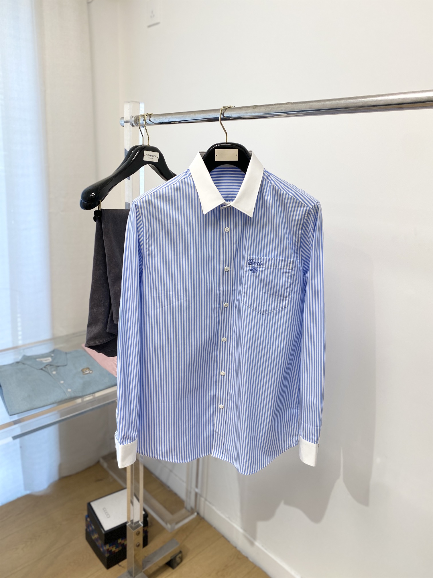 NO:123196,Guqi, 2025 new shirt, fashionable and handsome, simple and versatile, customized original fabric, not only crisp, maintains the trendy silhouette, and is comfortable to wear, the yarn weaving is more delicate, the number M-3XL, shirts, alexander wang19860909古奇、2025新品衬衫,时尚帅气,简约百搭款,定制原版面料,不仅挺括,保持潮流的廓形,又穿着舒适,纱织更细腻,码数M-3XL,,shirts,alexander wang,Men's clothing