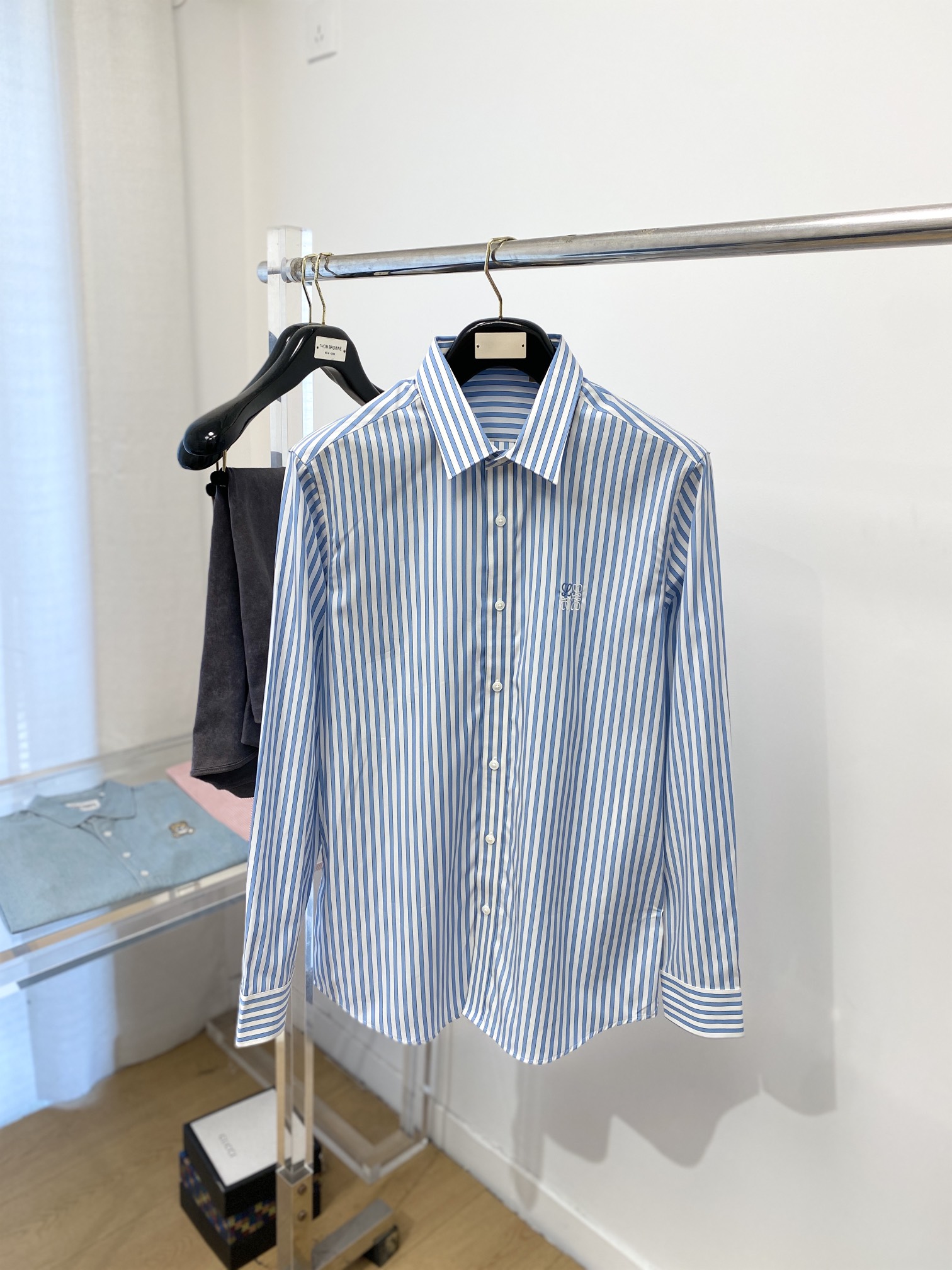 NO:123195,Luo Yiwei, 2025 new shirt, fashionable and handsome, simple and versatile, customized original fabric, not only crisp, maintains the trendy silhouette, but also comfortable to wear, the yarn weaving is more delicate, the number M-3XL, loewe, shirts, alexander wang19860909罗意威、2025新品衬衫,时尚帅气,简约百搭款,定制原版面料,不仅挺括,保持潮流的廓形,又穿着舒适,纱织更细腻,码数M-3XL,,loewe,shirts,alexander wang,Men's clothing