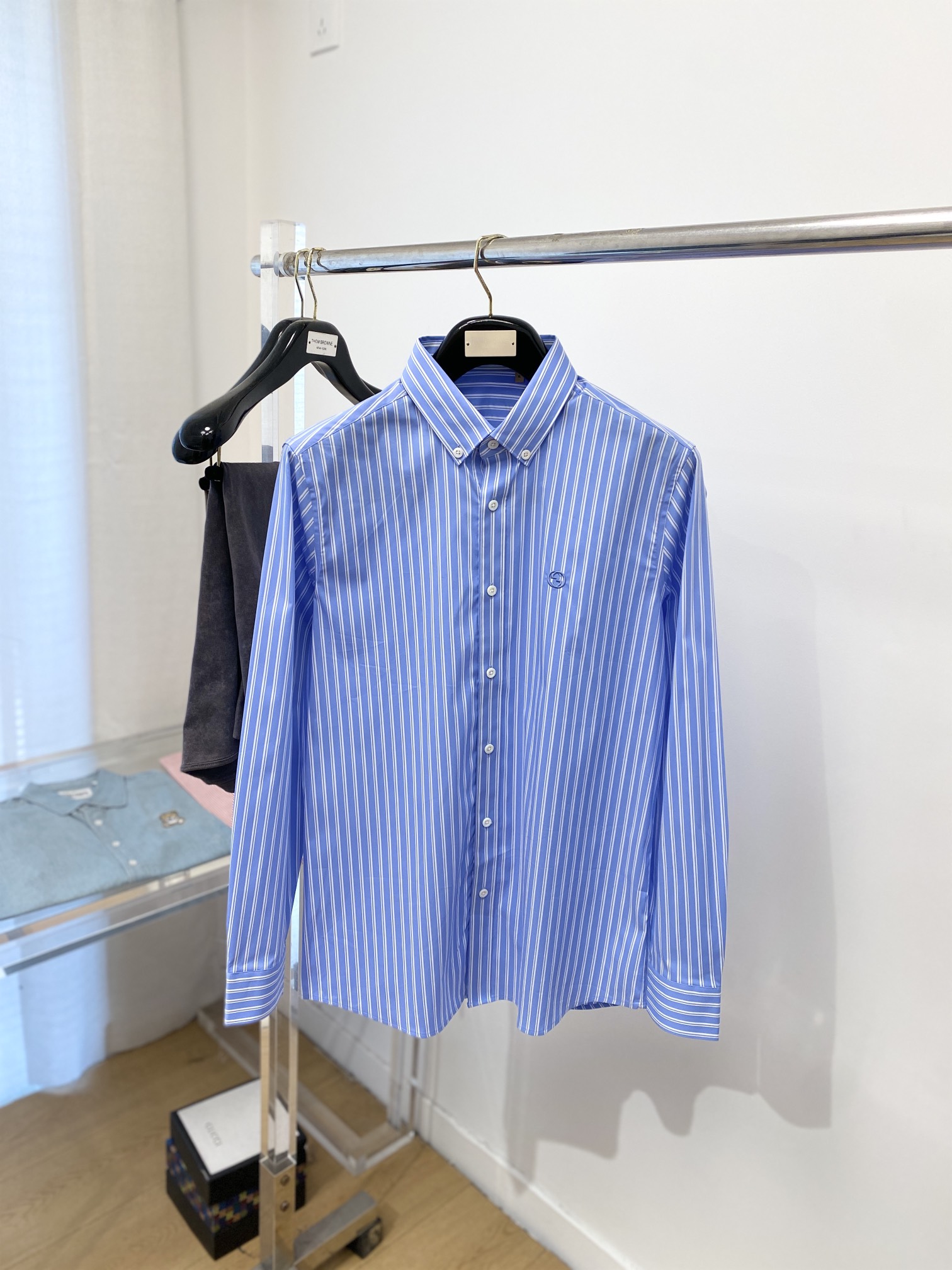 NO:123198,Guqi, 2025 new shirt, fashionable and handsome, simple and versatile, customized original fabric, not only crisp, maintains the trendy silhouette, and is comfortable to wear, the yarn weaving is more delicate, the number M-3XL, shirts, alexander wang19860909古奇、2025新品衬衫,时尚帅气,简约百搭款,定制原版面料,不仅挺括,保持潮流的廓形,又穿着舒适,纱织更细腻,码数M-3XL,,shirts,alexander wang,Men's clothing