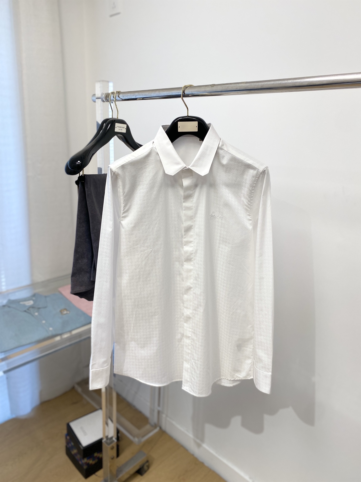 NO:123200,Louis Vuitton, 2025 new shirts, fashionable and handsome, simple and versatile, customized original fabric, not only crisp, maintains the trendy silhouette, and is comfortable to wear, and the yarn is more delicate, the number M-3XL, louis vuitton, shirts, alexander wang19860909路易威登、2025新品衬衫,时尚帅气,简约百搭款,定制原版面料,不仅挺括,保持潮流的廓形,又穿着舒适,纱织更细腻,码数M-3XL,,louis vuitton,shirts,alexander wang,Men's clothing