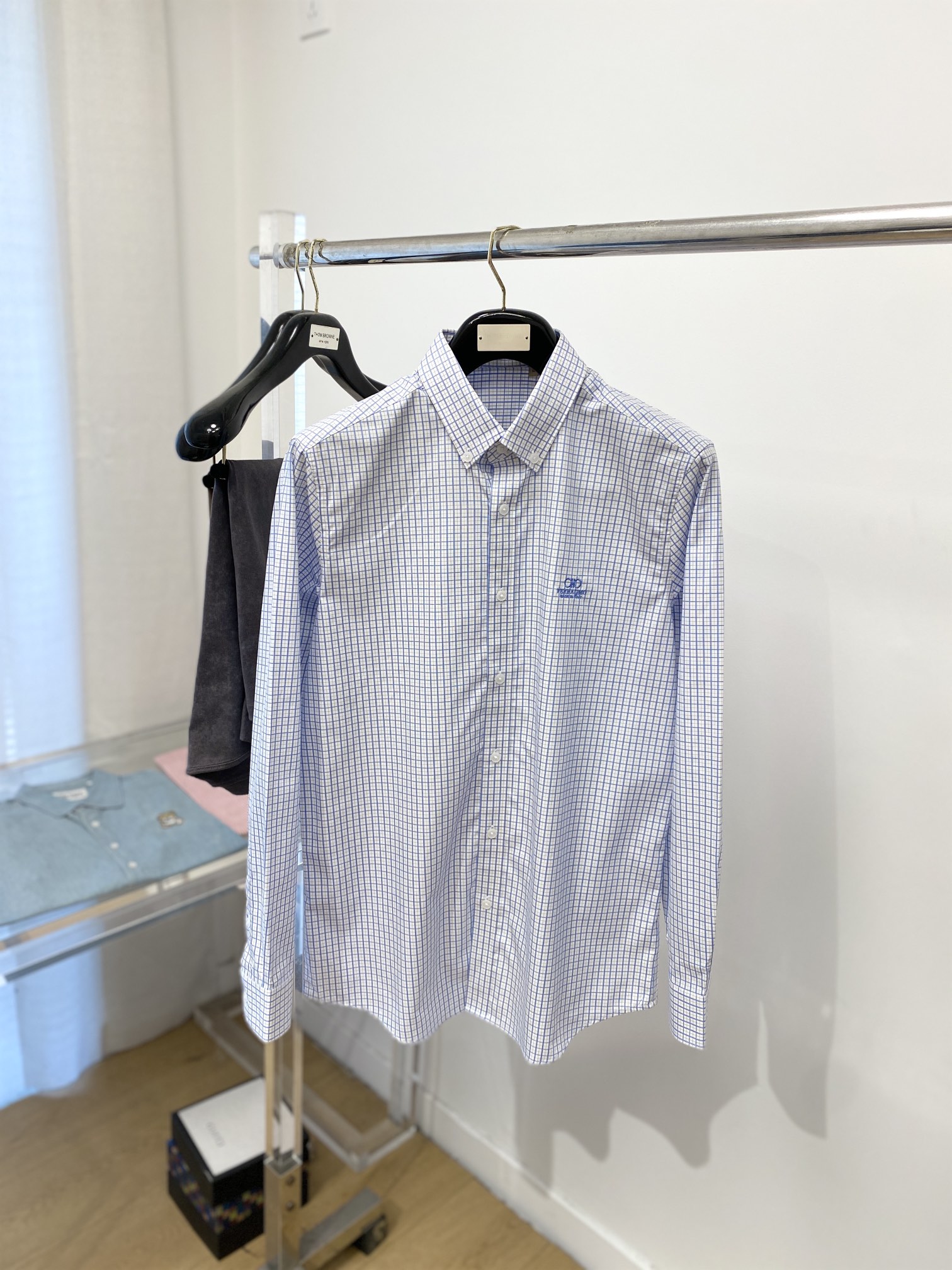 NO:123202,Valentino, 2025 new shirt, fashionable and handsome, simple and versatile, customized original fabric, not only crisp, maintains the trendy silhouette, and is comfortable to wear, and the yarn is more delicate, the number M-3XL, valentino, shirts, alexander wang19860909华伦天奴、2025新品衬衫,时尚帅气,简约百搭款,定制原版面料,不仅挺括,保持潮流的廓形,又穿着舒适,纱织更细腻,码数M-3XL,,valentino,shirts,alexander wang,Men's clothing