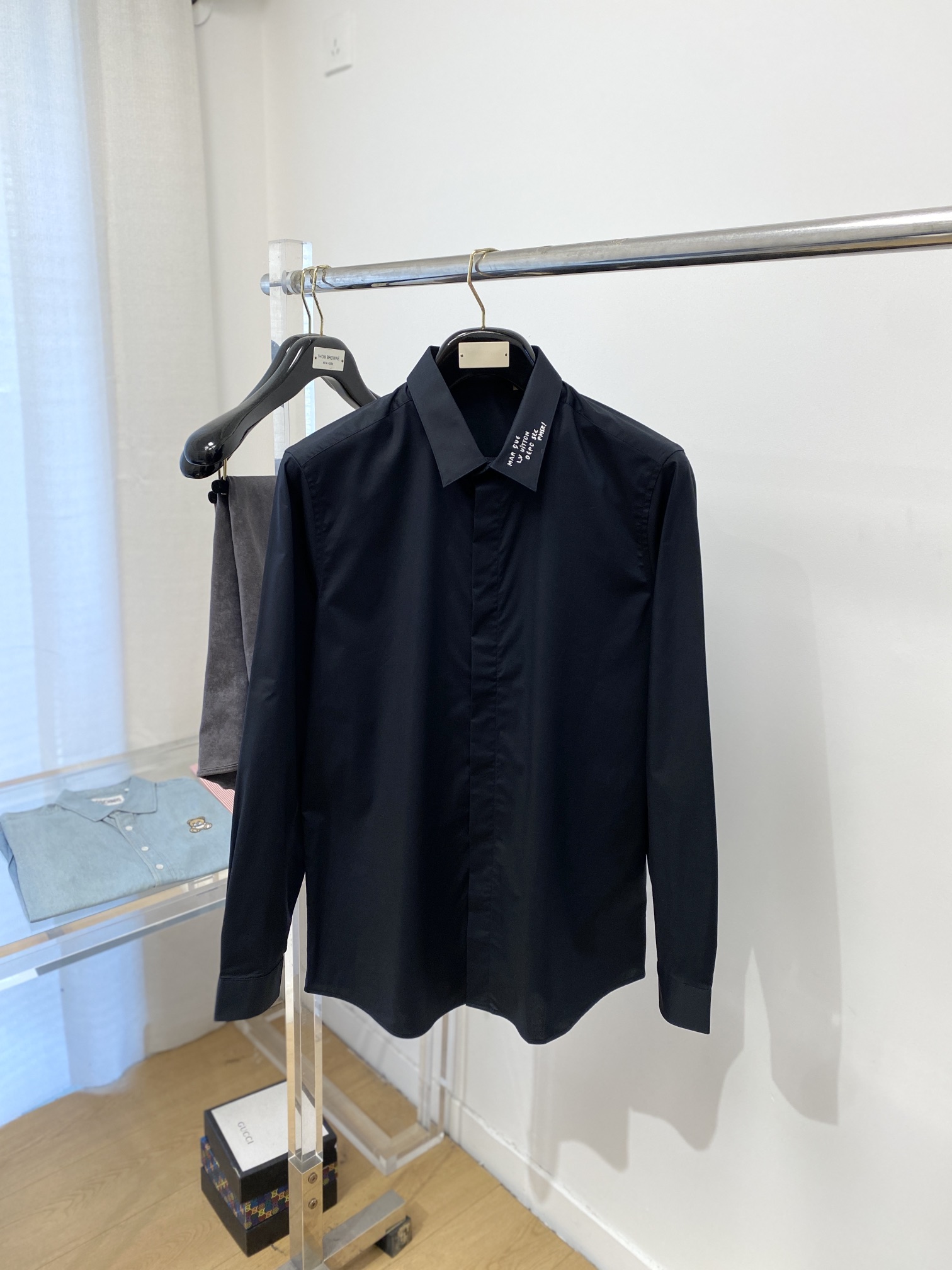 NO:123206,Louis Vuitton, 2025 new shirts, fashionable and handsome, simple and versatile, customized original fabric, not only crisp, maintains the trendy silhouette, and is comfortable to wear, and the yarn is more delicate, the number M-3XL, louis vuitton, shirts, alexander wang19860909路易威登、2025新品衬衫,时尚帅气,简约百搭款,定制原版面料,不仅挺括,保持潮流的廓形,又穿着舒适,纱织更细腻,码数M-3XL,,louis vuitton,shirts,alexander wang,Men's clothing