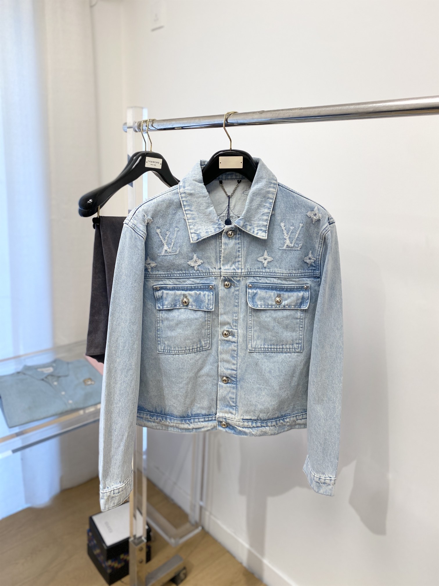 NO:123201,Louis Vuitton, 2025 new denim jacket, fashionable and handsome, simple and versatile, positioned exquisite embroidered letter pattern logo, customized original fabric, not only crisp, maintains the trendy silhouette, and is comfortable to wear, and the yarn is more delicate, the number M-XL, louis vuitton, jackets & coats, alexander wang19860909路易威登、2025新品牛仔外套,时尚帅气,简约百搭款,定位精致刺绣字母图案logo,定制原版面料,不仅挺括,保持潮流的廓形,又穿着舒适,纱织更细腻,码数M-XL,,louis vuitton,jackets & coats,alexander wang,Men's clothing