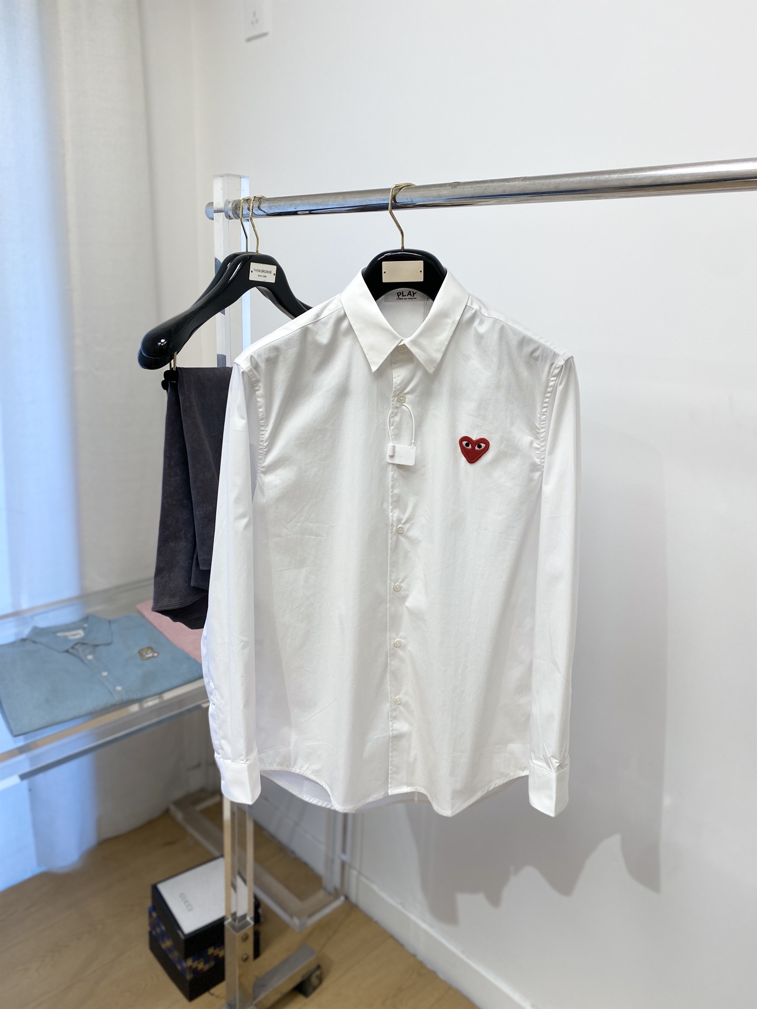 NO:126382,PLAY Fashionable brand, new shirt, fashionable and handsome, simple and versatile, customized original fabric, not only crisp, maintains the trendy silhouette, and is comfortable to wear, the yarn weaving is more delicate, the number of S-XXL,,shirts,alexander wang19860909PLAY 时尚潮牌、新品衬衫,时尚帅气,简约百搭款,定制原版面料,不仅挺括,保持潮流的廓形,又穿着舒适,纱织更细腻,码数S-XXL,,shirts,alexander wang,Men's clothing