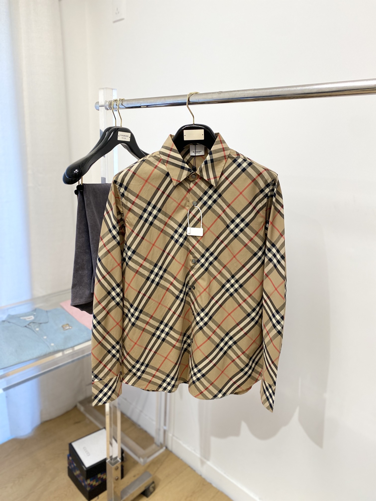 NO:126375,Burberry, new shirt, fashionable and handsome, simple and versatile, customized original fabric, not only crisp, maintains the trendy silhouette, but also comfortable to wear, the yarn weaving is more delicate, the number of code M- XXL, burberry, shirts, alexander wang19860909巴宝莉、新品衬衫,时尚帅气,简约百搭款,定制原版面料,不仅挺括,保持潮流的廓形,又穿着舒适,纱织更细腻,码数M- XXL,,burberry,shirts,alexander wang,Men's clothing