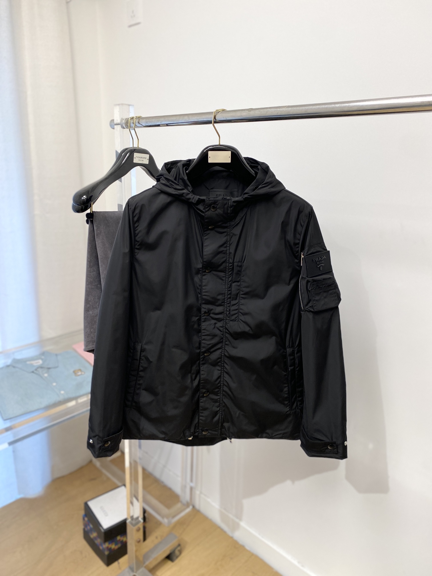 NO:123205,Prada, 2025 new jacket jacket, fashionable and handsome, simple and versatile style, cuff embroidered decorative letter logo, customized original fabric, not only crisp, maintains the trendy silhouette, and is comfortable to wear, and the yarn weaving is more delicate, code number M-3XL, prada, jackets & coats, jackets & coats, alexander wang19860909普拉达、2025新品夹克外套,时尚帅气,简约百搭款,袖口刺绣装饰字母logo,定制原版面料,不仅挺括,保持潮流的廓形,又穿着舒适,纱织更细腻,码数M-3XL,,prada,jackets & coats,jackets & coats,alexander wang,Men's clothing