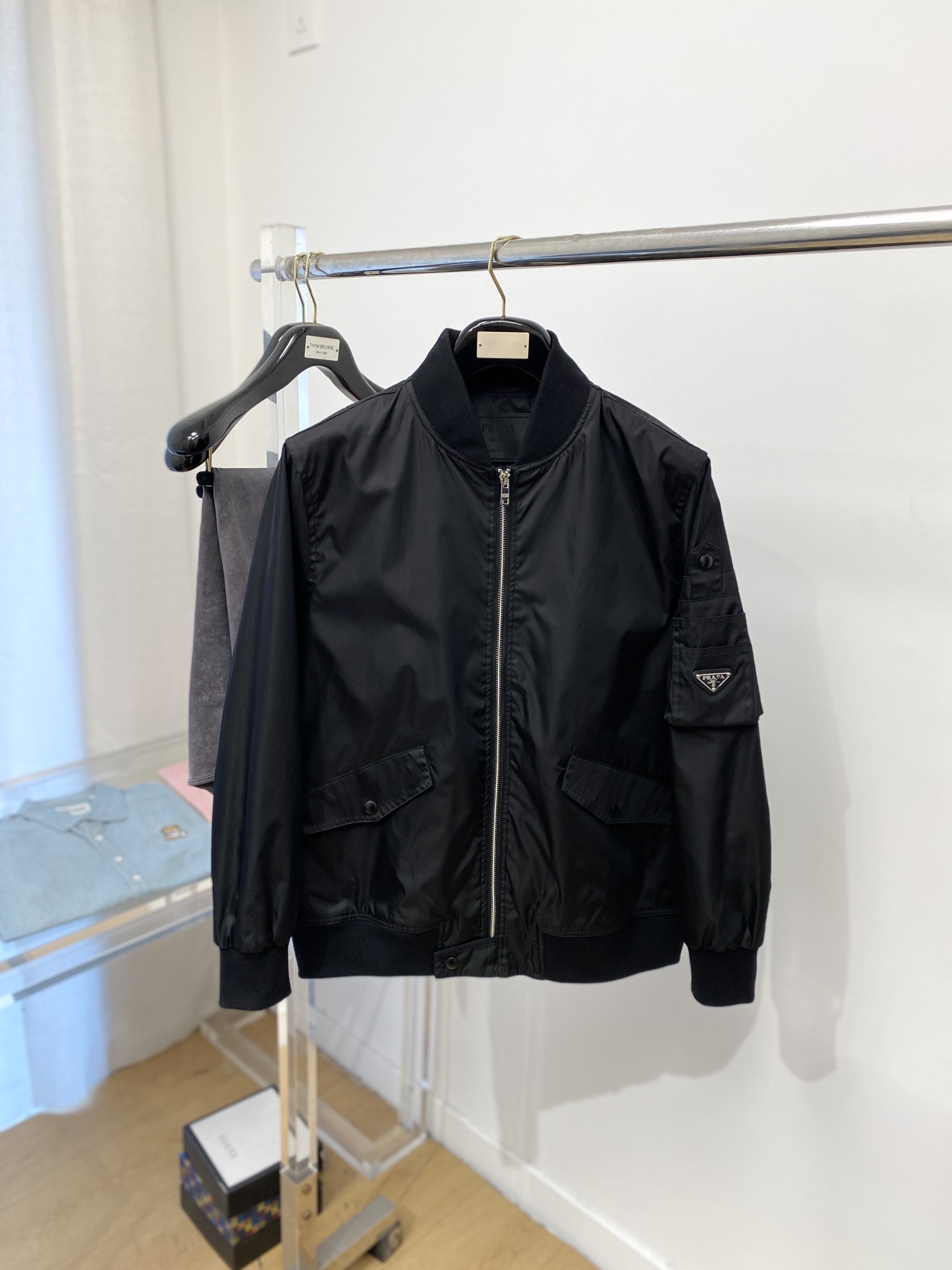 NO:123210,Prada, 2025 new jacket jacket, fashionable and handsome, simple and versatile, cuff hardware decorative triangle logo, customized original fabric, not only crisp, maintains the trendy silhouette, and is comfortable to wear, and the yarn weaving is more delicate, code number M-3XL, prada, jackets & coats, jackets & coats, alexander wang19860909普拉达、2025新品夹克外套,时尚帅气,简约百搭款,袖口五金装饰三角标logo,定制原版面料,不仅挺括,保持潮流的廓形,又穿着舒适,纱织更细腻,码数M-3XL,,prada,jackets & coats,jackets & coats,alexander wang,Men's clothing