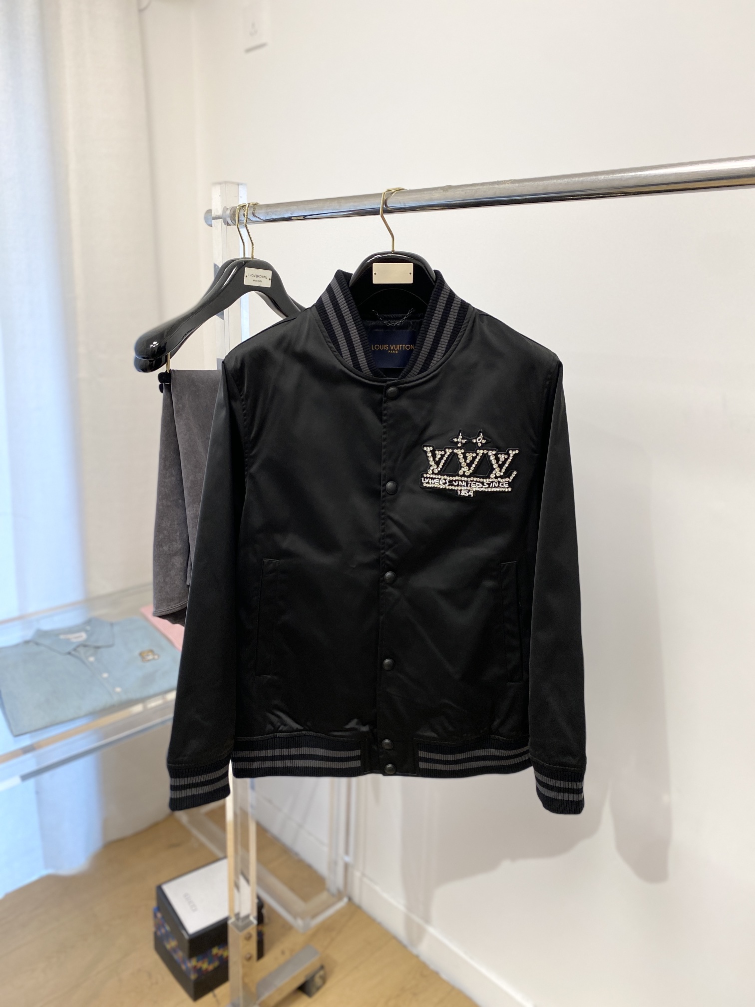 NO:123212,Louis Vuitton, 2025 new jacket jacket, fashionable and handsome, simple and versatile style, chest embroidery decorative letter logo, customized original fabric, not only crisp, maintains the trendy silhouette, and is comfortable to wear, the yarn weaving is more delicate, the number M-3XL, louis vuitton, jackets & coats, jackets & coats, alexander wang19860909路易威登、2025新品夹克外套,时尚帅气,简约百搭款,胸前刺绣装饰字母logo,定制原版面料,不仅挺括,保持潮流的廓形,又穿着舒适,纱织更细腻,码数M-3XL,,louis vuitton,jackets & coats,jackets & coats,alexander wang,Men's clothing