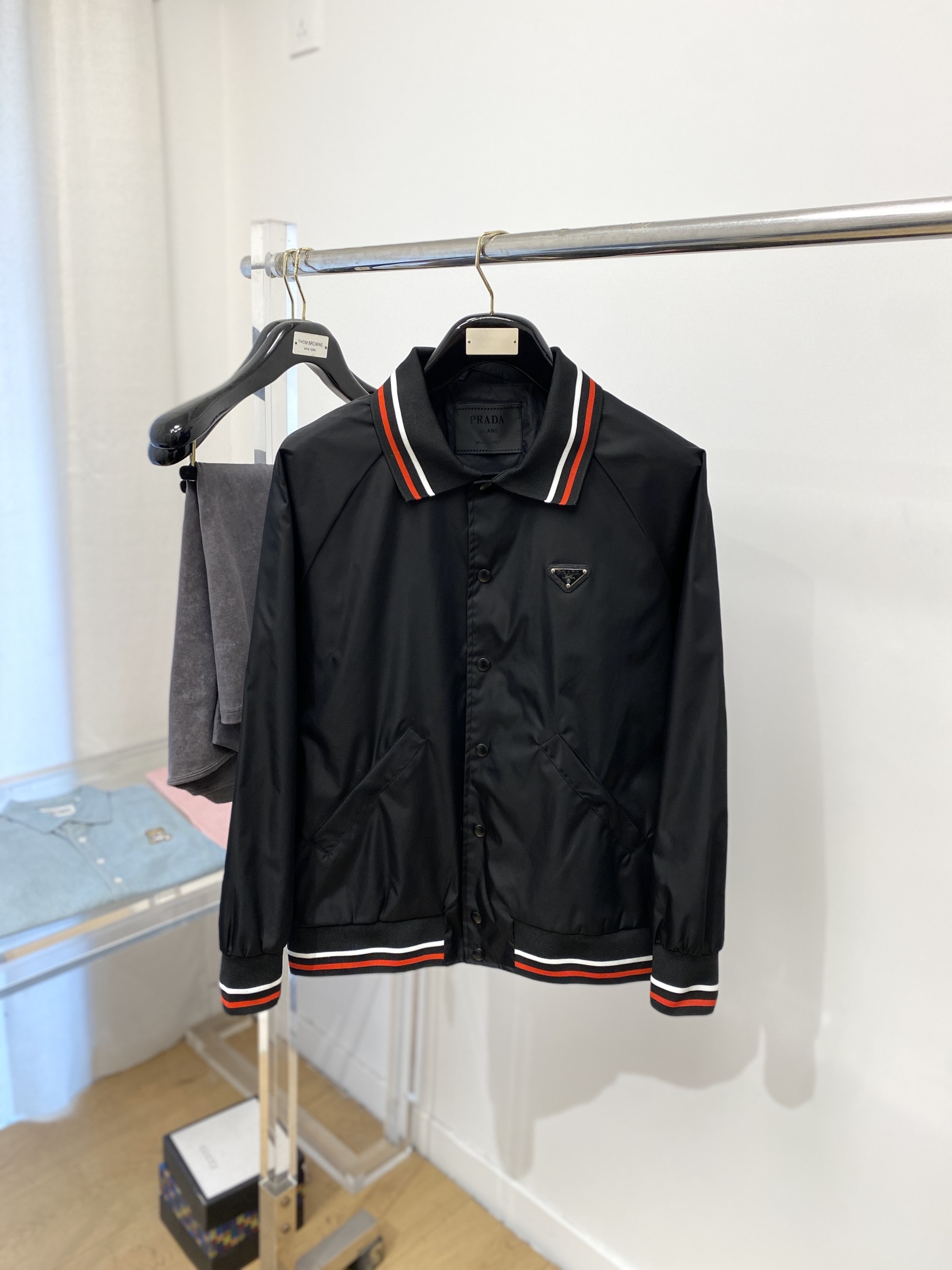 NO:123215,Prada, 2025 new jacket jacket, fashionable and handsome, simple and versatile style, chest hardware decorative triangle logo, customized original fabric, not only crisp, maintains the trendy silhouette, and is comfortable to wear, the yarn weaving is more delicate, the number M-3XL, prada, jackets & coats, jackets & coats, alexander wang19860909普拉达、2025新品夹克外套,时尚帅气,简约百搭款,胸前五金装饰三角标logo,定制原版面料,不仅挺括,保持潮流的廓形,又穿着舒适,纱织更细腻,码数M-3XL,,prada,jackets & coats,jackets & coats,alexander wang,Men's clothing