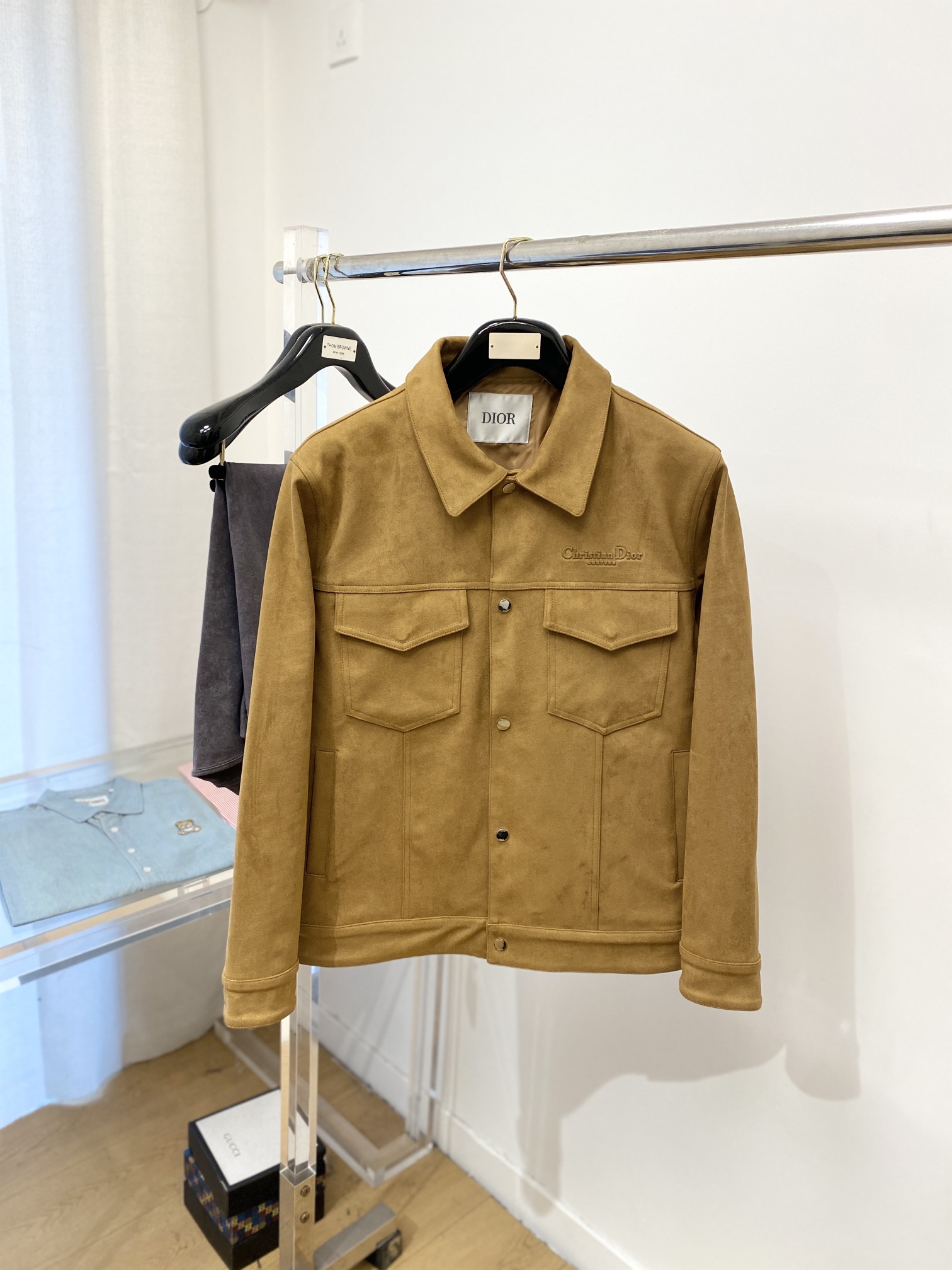 NO:123216,Dior, 2025 new jacket jacket, fashionable and handsome, simple and versatile, chest design, concave and convex craft letter logo, customized original fabric, not only crisp, maintains the trendy silhouette, and is comfortable to wear, the yarn weaving is more delicate, the number M-3XL,,dior, jackets & coats, jackets & coats, alexander wang19860909迪奥、2025新品夹克外套,时尚帅气,简约百搭款,胸前设计凹凸工艺字母logo,定制原版面料,不仅挺括,保持潮流的廓形,又穿着舒适,纱织更细腻,码数M-3XL,,dior,jackets & coats,jackets & coats,alexander wang,Men's clothing