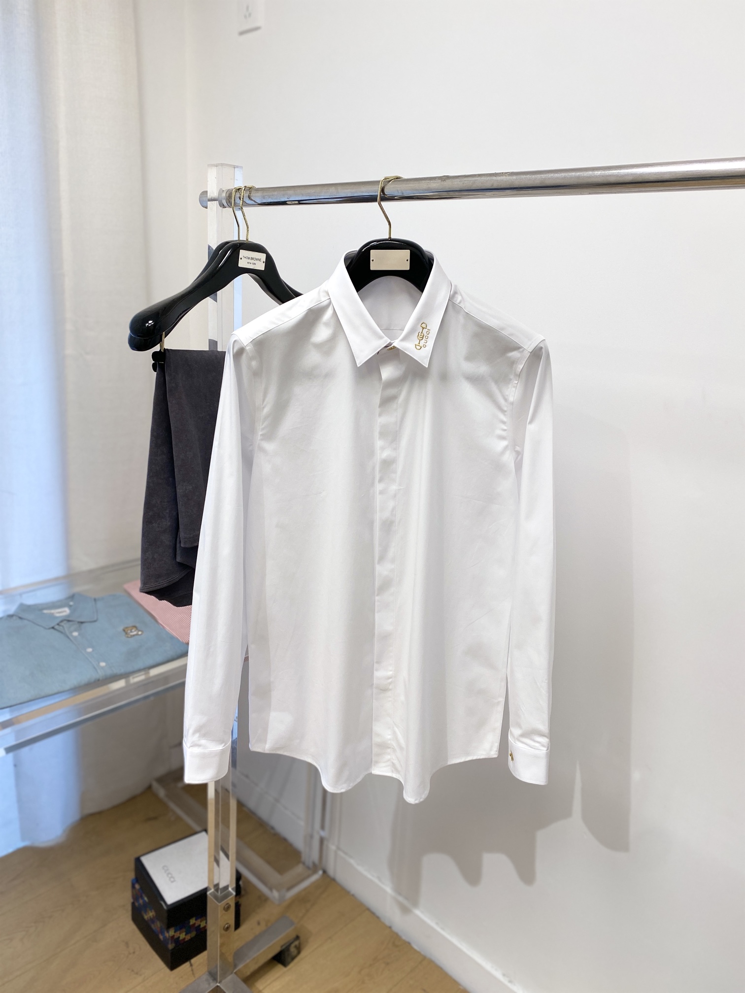 NO:123233,Guqi, 2025 new shirt, fashionable and handsome, simple and versatile, customized original fabric, not only crisp, maintains the trendy silhouette, and is comfortable to wear, the yarn weaving is more delicate, the number M-3XL, shirts, alexander wang19860909古奇、2025新品衬衫,时尚帅气,简约百搭款,定制原版面料,不仅挺括,保持潮流的廓形,又穿着舒适,纱织更细腻,码数M-3XL,,shirts,alexander wang,Men's clothing