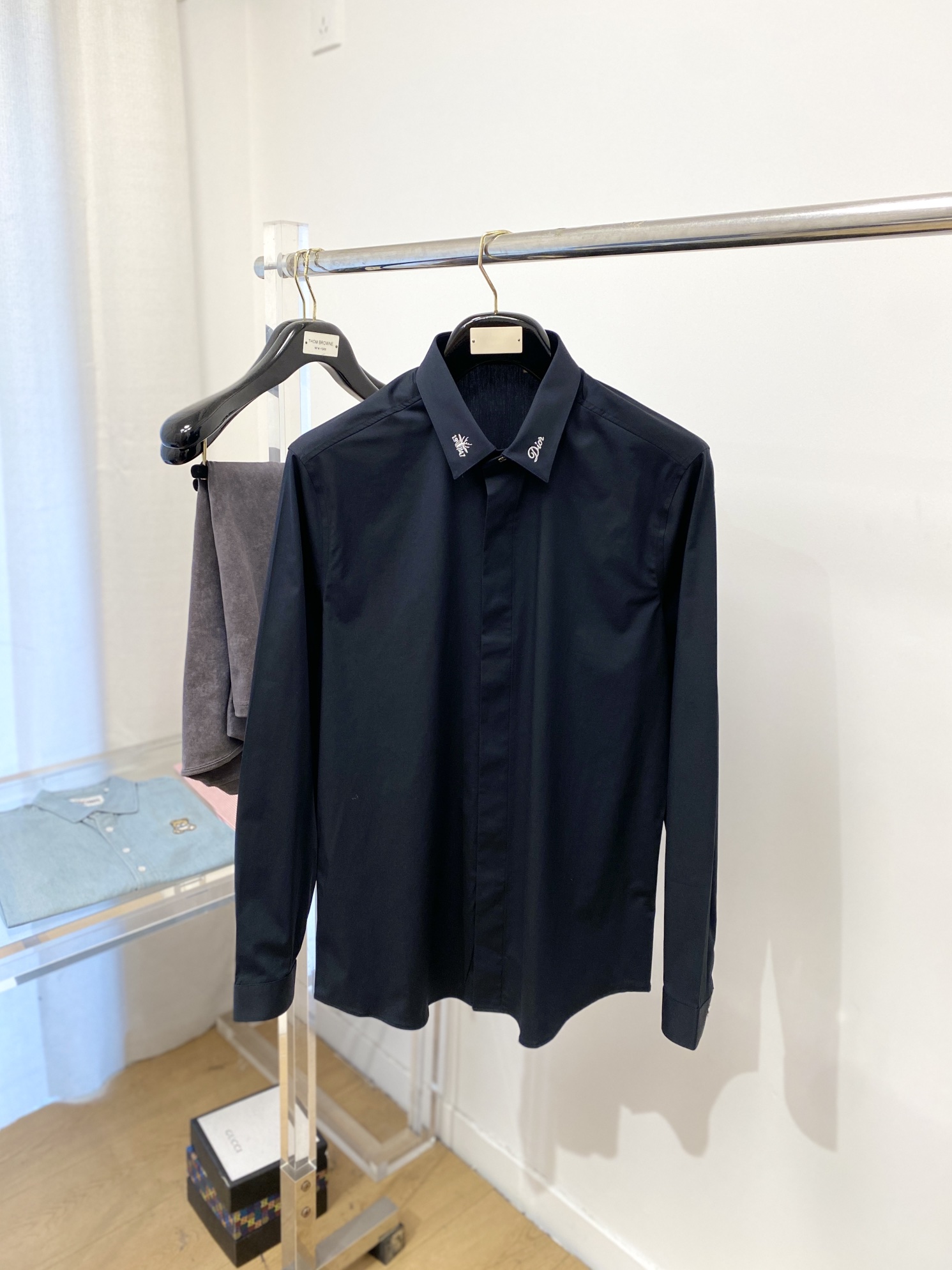 NO:123236,Dior, 2025 new shirts, fashionable and handsome, simple and versatile, customized original fabric, not only crisp, maintains the trendy silhouette, and is comfortable to wear, and the yarn is more delicate, the number M-3XL, dior, shirts, alexander wang19860909迪奥、2025新品衬衫,时尚帅气,简约百搭款,定制原版面料,不仅挺括,保持潮流的廓形,又穿着舒适,纱织更细腻,码数M-3XL,,dior,shirts,alexander wang,Men's clothing