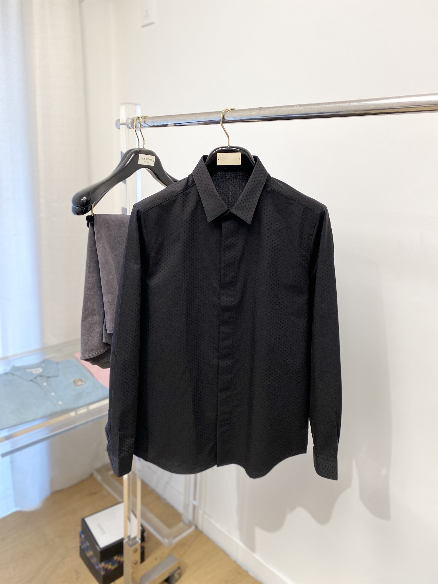 NO:123238,Louis Vuitton, 2025 new shirts, fashionable and handsome, simple and versatile, customized original fabric, not only crisp, maintains the trendy silhouette, and is comfortable to wear, and the yarn is more delicate, the number M-3XL, louis vuitton, shirts, alexander wang19860909路易威登、2025新品衬衫,时尚帅气,简约百搭款,定制原版面料,不仅挺括,保持潮流的廓形,又穿着舒适,纱织更细腻,码数M-3XL,,louis vuitton,shirts,alexander wang,Men's clothing