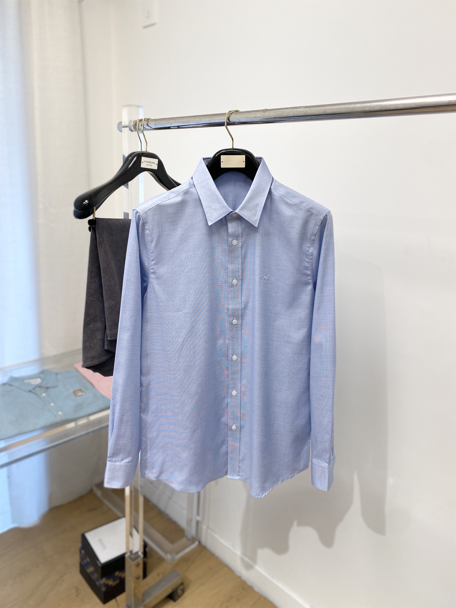 NO:123241,Ferragamo, 2025 new shirts, fashionable and handsome, simple and versatile, customized original fabric, not only crisp, maintains the trendy silhouette, and is comfortable to wear, and the yarn is more delicate, the number M-3XL, ferragamo,shirts, alexander wang19860909菲拉格慕、2025新品衬衫,时尚帅气,简约百搭款,定制原版面料,不仅挺括,保持潮流的廓形,又穿着舒适,纱织更细腻,码数M-3XL,,ferragamo,shirts,alexander wang,Men's clothing