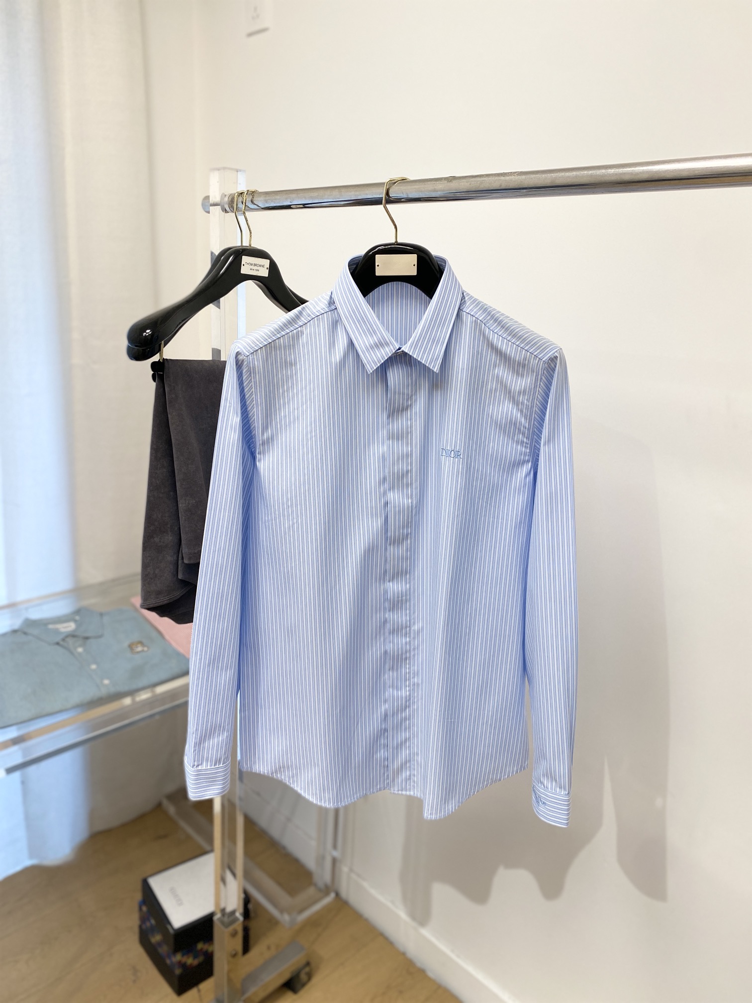 NO:123217,Dior, 2025 new shirts, fashionable and handsome, simple and versatile, customized original fabric, not only crisp, maintains the trendy silhouette, and is comfortable to wear, and the yarn is more delicate, the number M-3XL, dior, shirts, alexander wang19860909迪奥、2025新品衬衫,时尚帅气,简约百搭款,定制原版面料,不仅挺括,保持潮流的廓形,又穿着舒适,纱织更细腻,码数M-3XL,,dior,shirts,alexander wang,Men's clothing