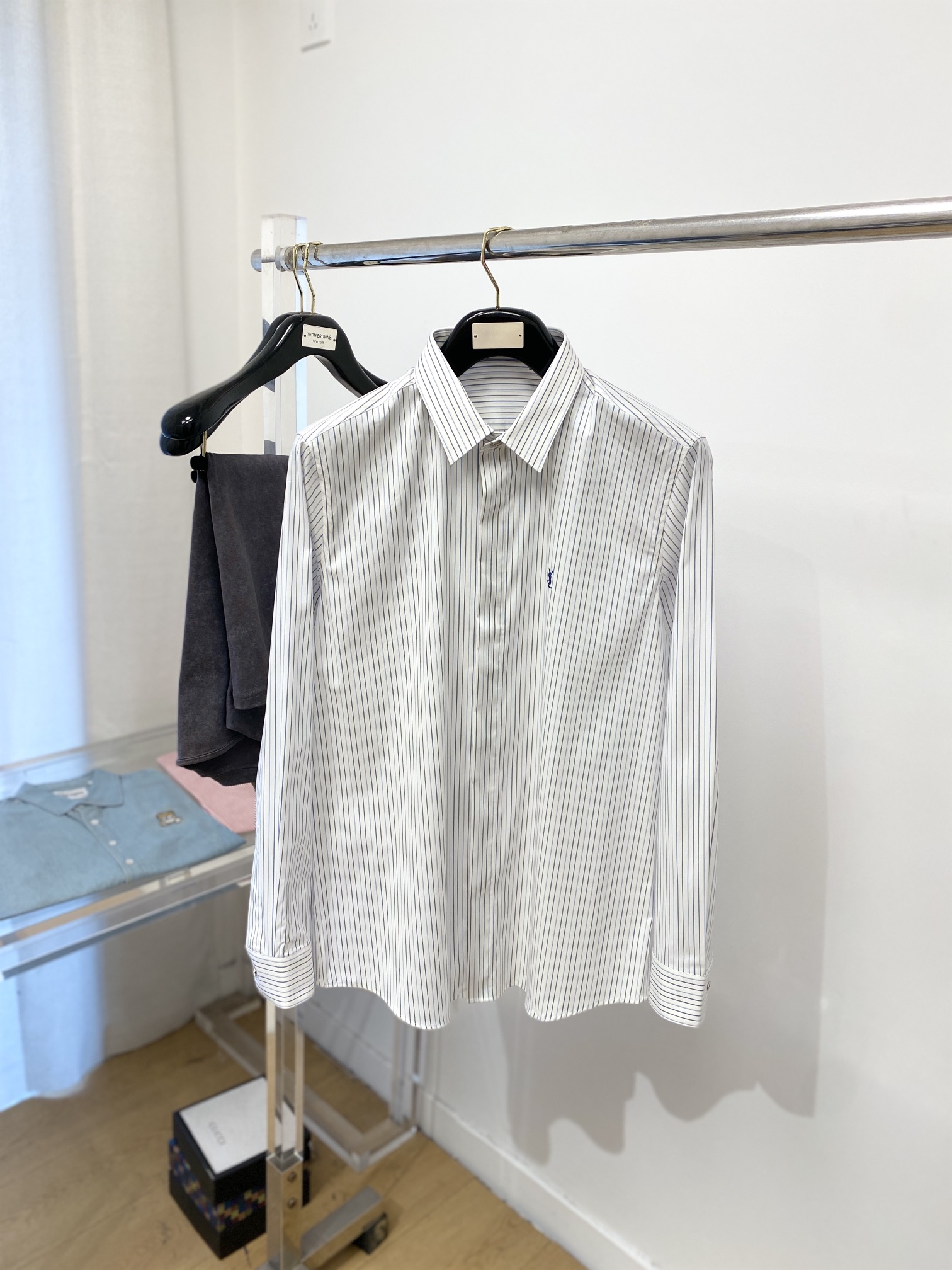 NO:123220,YSL Saint Laurent, 2025 new shirt, fashionable and handsome, simple and versatile, customized original fabric, not only crisp, maintains the trendy silhouette, and is comfortable to wear, and the yarn is more delicate, the number M-3XL, saint laurent, saint laurent, shirts, alexander wang19860909YSL 圣罗兰、2025新品衬衫,时尚帅气,简约百搭款,定制原版面料,不仅挺括,保持潮流的廓形,又穿着舒适,纱织更细腻,码数M-3XL,,saint laurent,saint laurent,shirts,alexander wang,Men's clothing