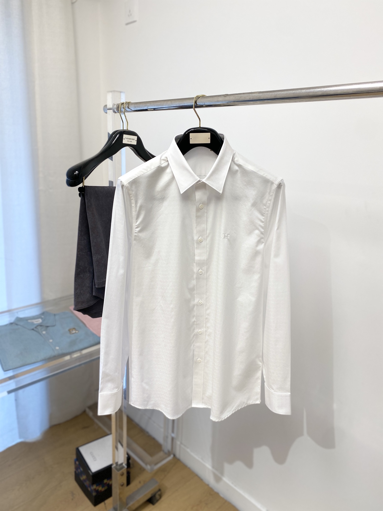 NO:123226,Hermes, 2025 new shirts, fashionable and handsome, simple and versatile, customized original fabric, not only crisp, maintains the trendy silhouette, and is comfortable to wear, and the yarn is more delicate, the number M-3XL, hermes, shirts, alexander wang19860909爱马仕、2025新品衬衫,时尚帅气,简约百搭款,定制原版面料,不仅挺括,保持潮流的廓形,又穿着舒适,纱织更细腻,码数M-3XL,,hermes,shirts,alexander wang,Men's clothing