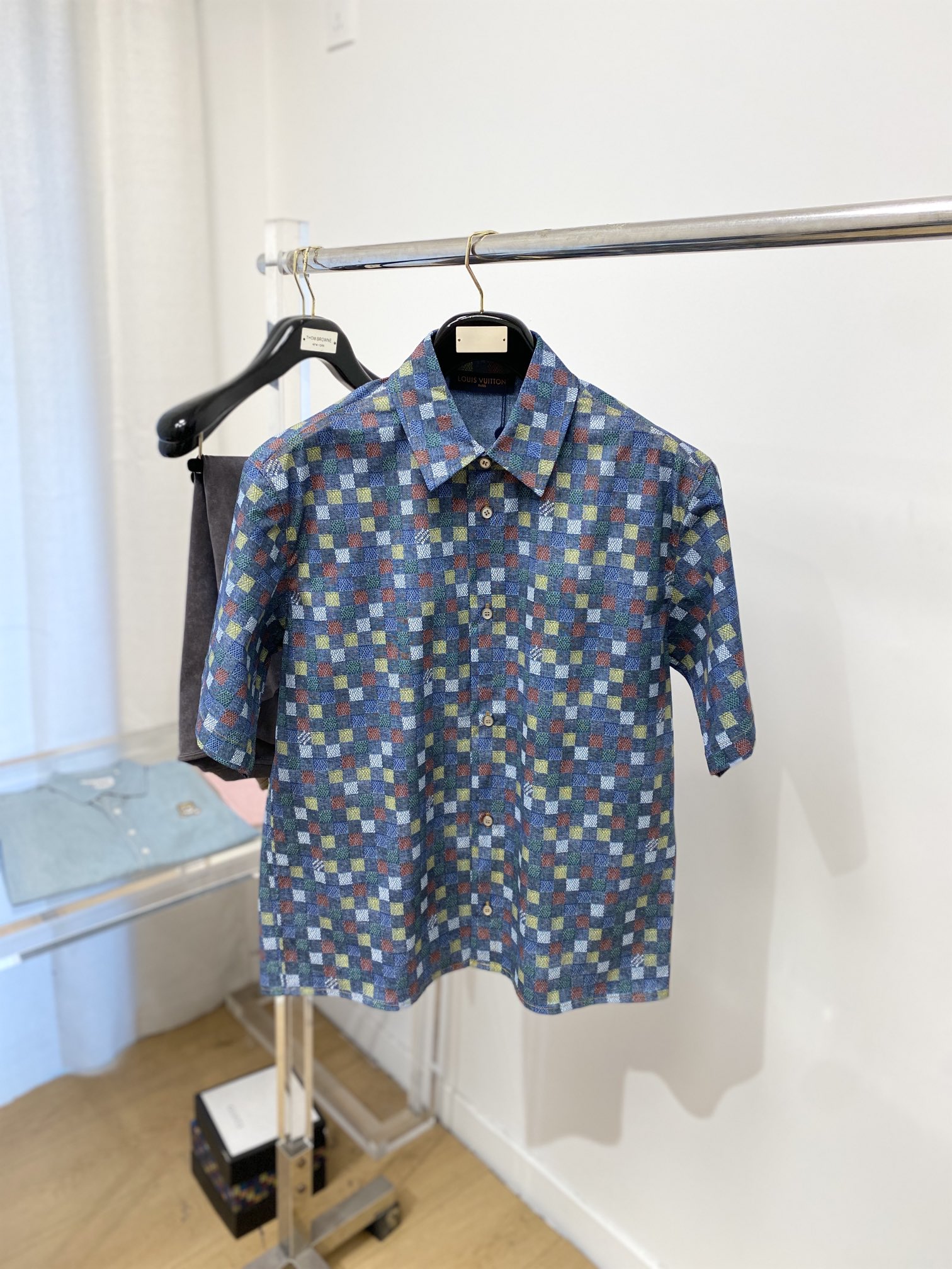 NO:123230,Louis Vuitton, 2025 new short-sleeved shirt, fashionable and handsome, simple and versatile, customized original fabric, not only crisp, maintains the trendy silhouette, and is comfortable to wear, and the yarn is more delicate, S-XL,, louis vuitton,shirts,T-shirt,alexander wang19860909路易威登、2025新品短袖衬衫,时尚帅气,简约百搭款,定制原版面料,不仅挺括,保持潮流的廓形,又穿着舒适,纱织更细腻,码数S-XL,,louis vuitton,shirts,T-shirt,alexander wang,Men's clothing