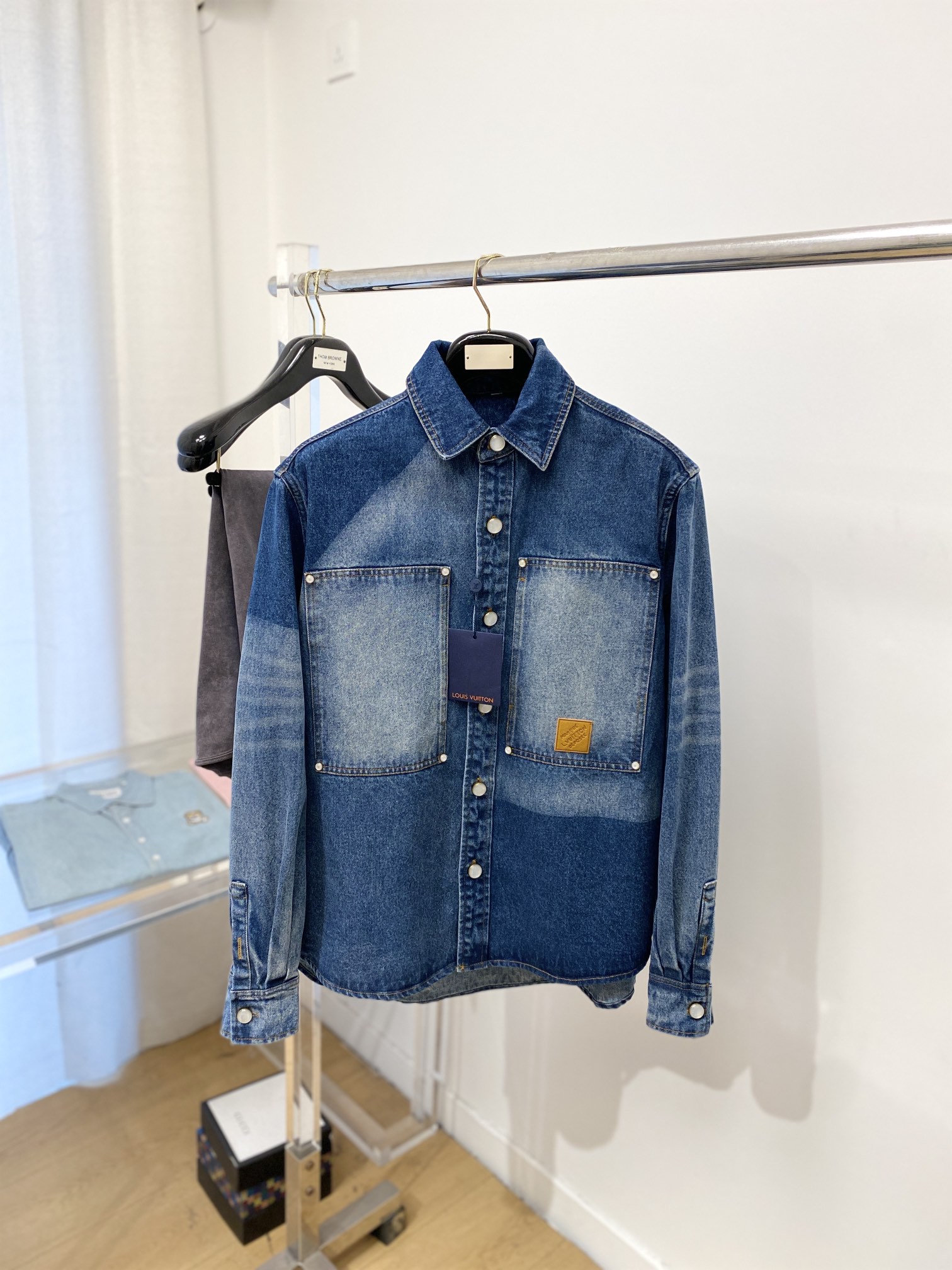 NO:123235,Louis Vuitton, 2025 new denim jacket, fashionable and handsome, simple and versatile style, embroidered decorative letter logo under the clothes, customized original fabric, not only crisp, maintains the trendy silhouette, and is comfortable to wear, and the yarn weaving is more delicate, S-XL,, louis vuitton, loro piana, jackets & coats, alexander wang19860909路易威登、2025新品牛仔外套,时尚帅气,简约百搭款,衣下刺绣装饰字母logo,定制原版面料,不仅挺括,保持潮流的廓形,又穿着舒适,纱织更细腻,码数S-XL,,louis vuitton,loro piana,jackets & coats,alexander wang,Men's clothing