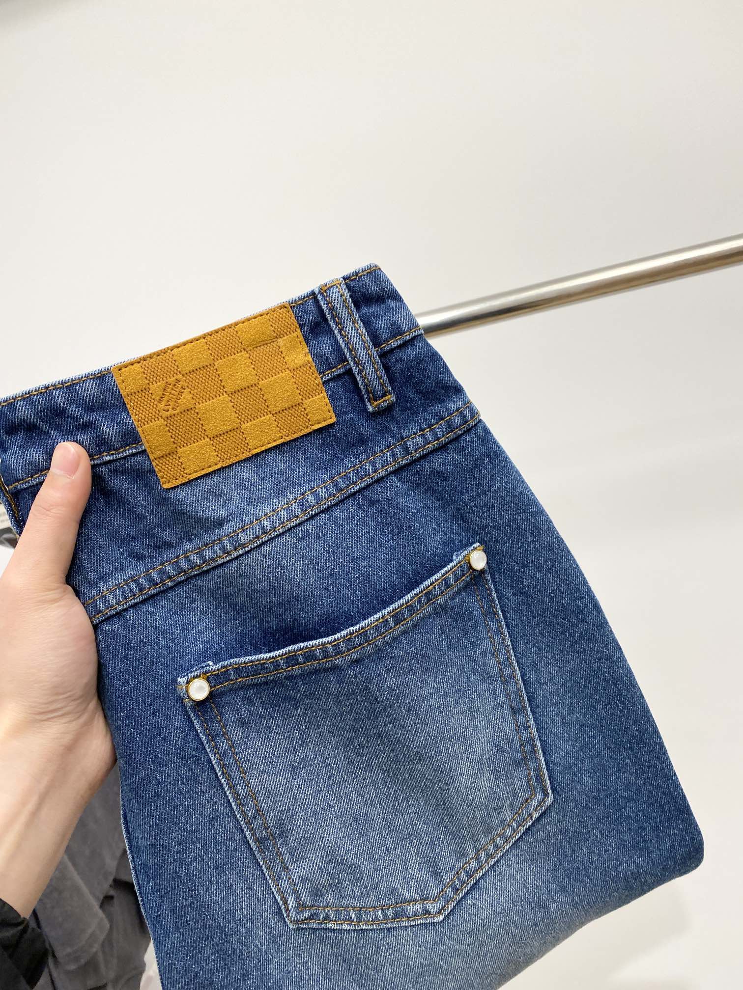 NO:123239,LV, 2025 latest products, special counters are available at the same time, original singles, washable casual jeans, imported original washable elastic fabric, comfortable and elastic, original hardware and auxiliary decorative logo, super positive style, extremely high grade, counter quality, fashionable and stylish upper body, 30-36 P,,louis vuitton, jeans, alexander wang19860909LV、2025最新品,专柜同步有售,原单狠货,水洗休闲牛仔裤,进口原版水洗弹力面料,舒适有弹性,原版五金辅料装饰logo,版型超正,档次极高,专柜品质,上身时尚有型,码数30-36 P,,louis vuitton,jeans,alexander wang,Men's clothing