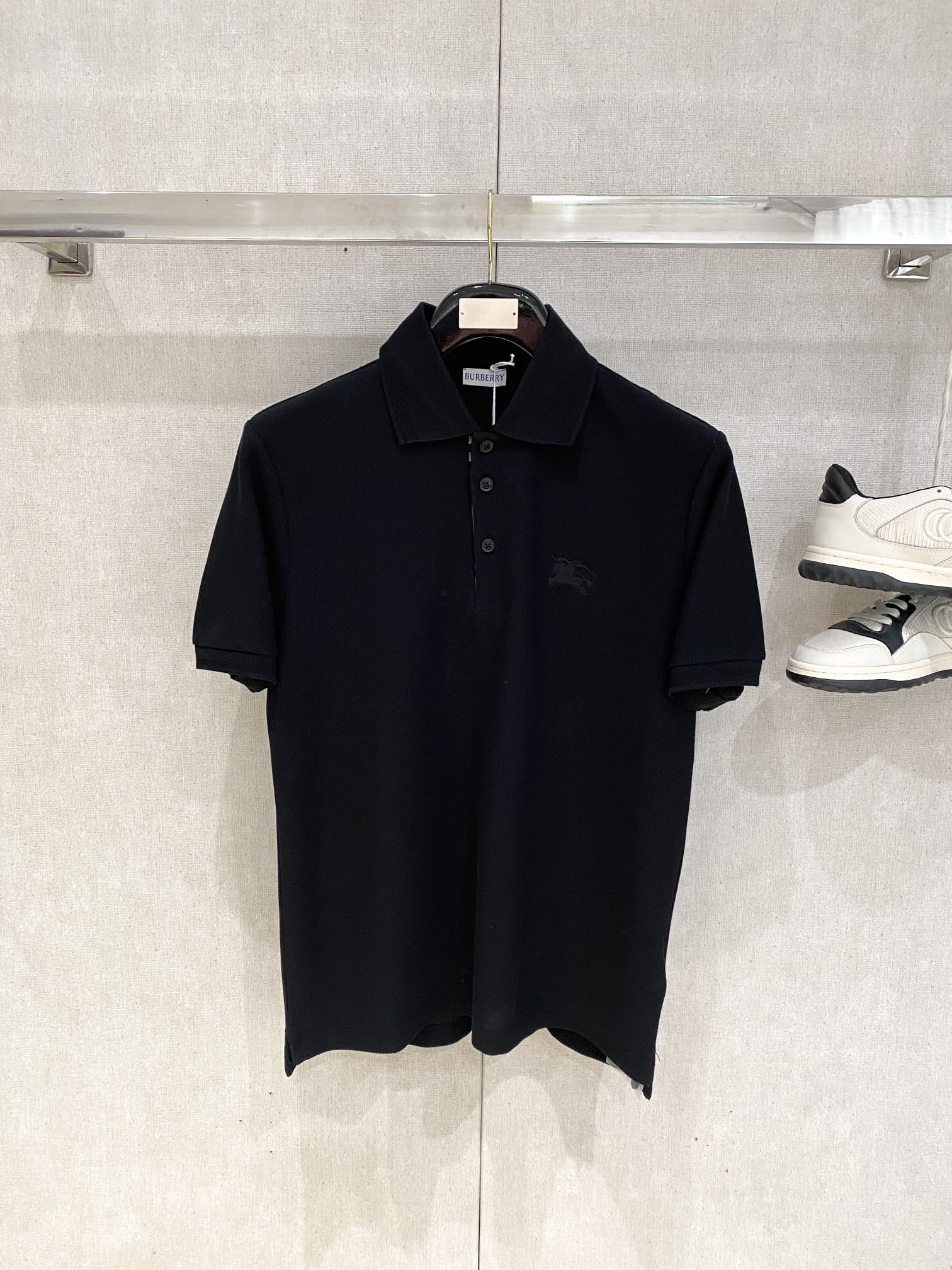 NO:123242,Burberry, the latest short-sleeved T-shirt in 2025, handsome and fashionable, exquisite embroidered pattern logo on the chest, simple and versatile style. The fabric cotton is not only crisp, maintains the trendy silhouette, but also comfortable to wear, and the yarn is more delicate, S-XL, burberry, T-shirt, tees, t-shirt, alexander wang19860909巴宝莉、2025最新款短袖T恤,帅气时尚,胸前精致刺绣图案logo,简约百搭款.面料棉 不仅挺括,保持潮流的廓形,又穿着舒适,纱织更细腻,码数S-XL,,burberry,T-shirt,tees，t-shirt,alexander wang,Men's clothing