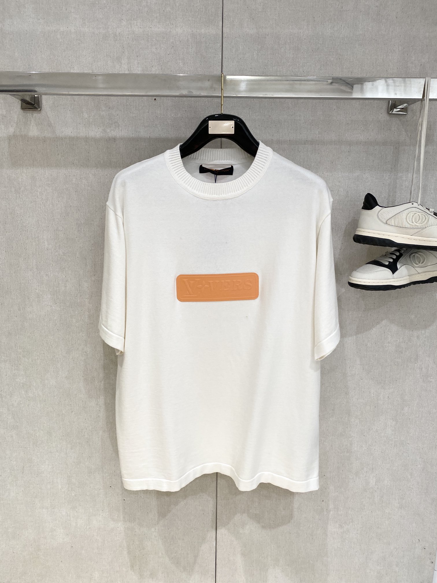 NO:123244,Louis Vuitton, the latest short-sleeved T-shirt in 2025, handsome and fashionable, chest embroidered decorative letter logo, simple and versatile style. Fabric cotton is not only crisp, maintains a fashionable silhouette, but also comfortable to wear, and the yarn is more delicate, S-XL,,louis vuitton, T-shirt,tees, t-shirt,alexander wang19860909路易威登、2025最新款短袖T恤,帅气时尚,胸口刺绣装饰字母logo,简约百搭款.面料棉 不仅挺括,保持潮流的廓形,又穿着舒适,纱织更细腻,码数S-XL,,louis vuitton,T-shirt,tees，t-shirt,alexander wang,Men's clothing