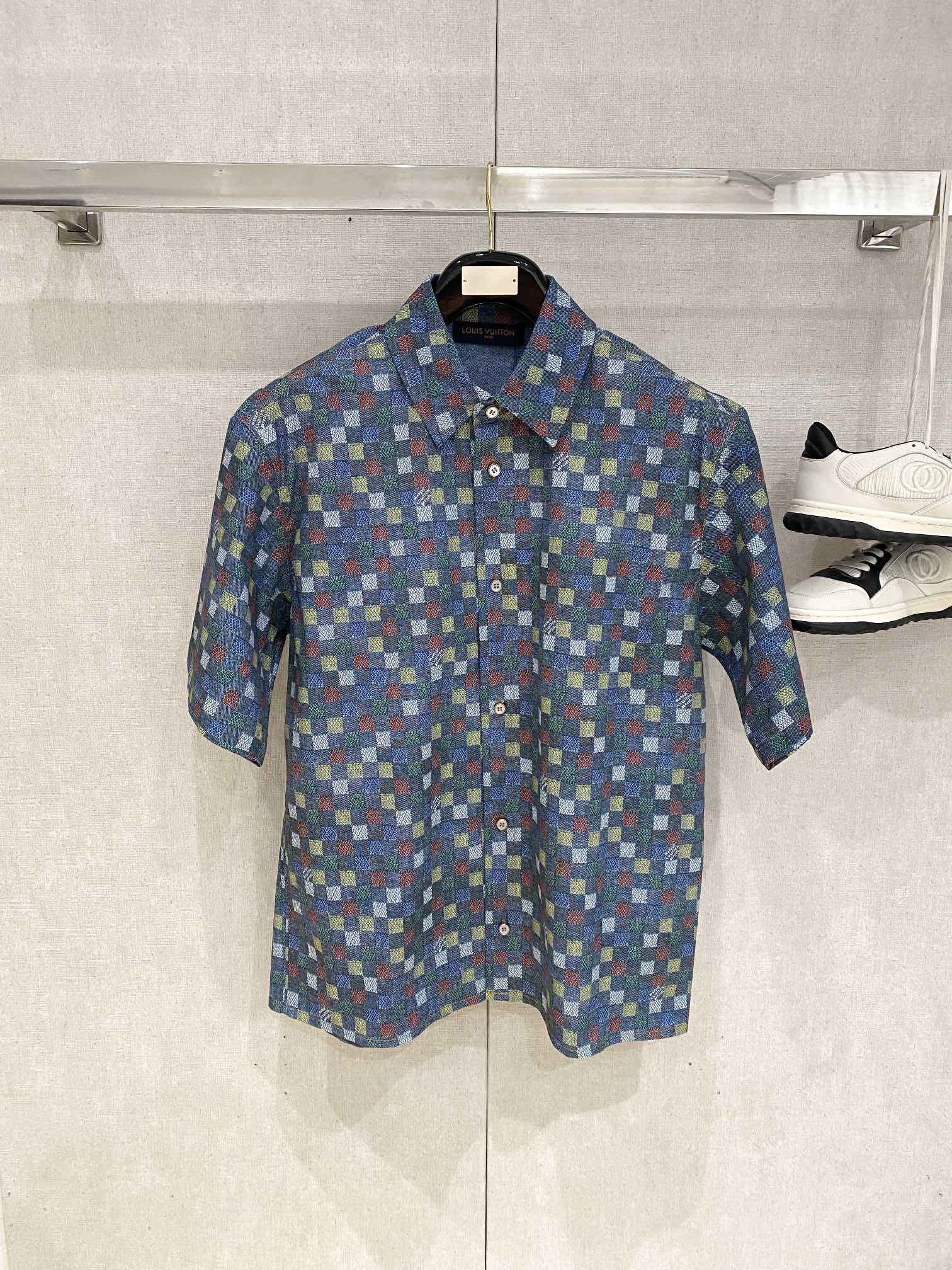 NO:123228,Louis Vuitton, 2025 new short-sleeved shirt, fashionable and handsome, simple and versatile, customized original fabric, not only crisp, maintains the trendy silhouette, and is comfortable to wear, and the yarn is more delicate, S-XL,, louis vuitton,shirts,T-shirt,alexander wang19860909路易威登、2025新品短袖衬衫,时尚帅气,简约百搭款,定制原版面料,不仅挺括,保持潮流的廓形,又穿着舒适,纱织更细腻,码数S-XL,,louis vuitton,shirts,T-shirt,alexander wang,Men's clothing