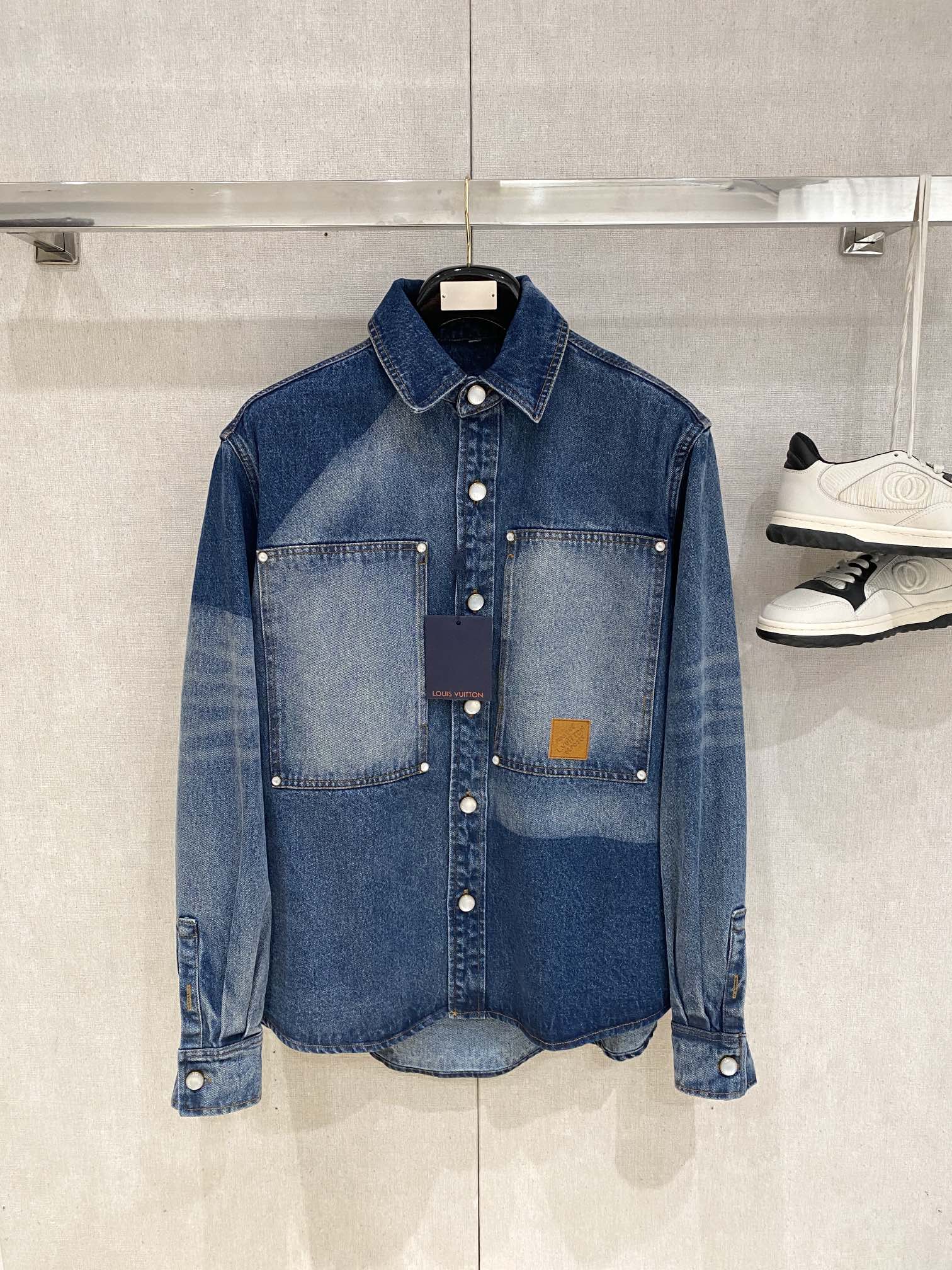 NO:123234,Louis Vuitton, 2025 new denim jacket, fashionable and handsome, simple and versatile style, embroidered decorative letter logo under the clothes, customized original fabric, not only crisp, maintains the trendy silhouette, and is comfortable to wear, and the yarn weaving is more delicate, S-XL,, louis vuitton, loro piana, jackets & coats, alexander wang19860909路易威登、2025新品牛仔外套,时尚帅气,简约百搭款,衣下刺绣装饰字母logo,定制原版面料,不仅挺括,保持潮流的廓形,又穿着舒适,纱织更细腻,码数S-XL,,louis vuitton,loro piana,jackets & coats,alexander wang,Men's clothing