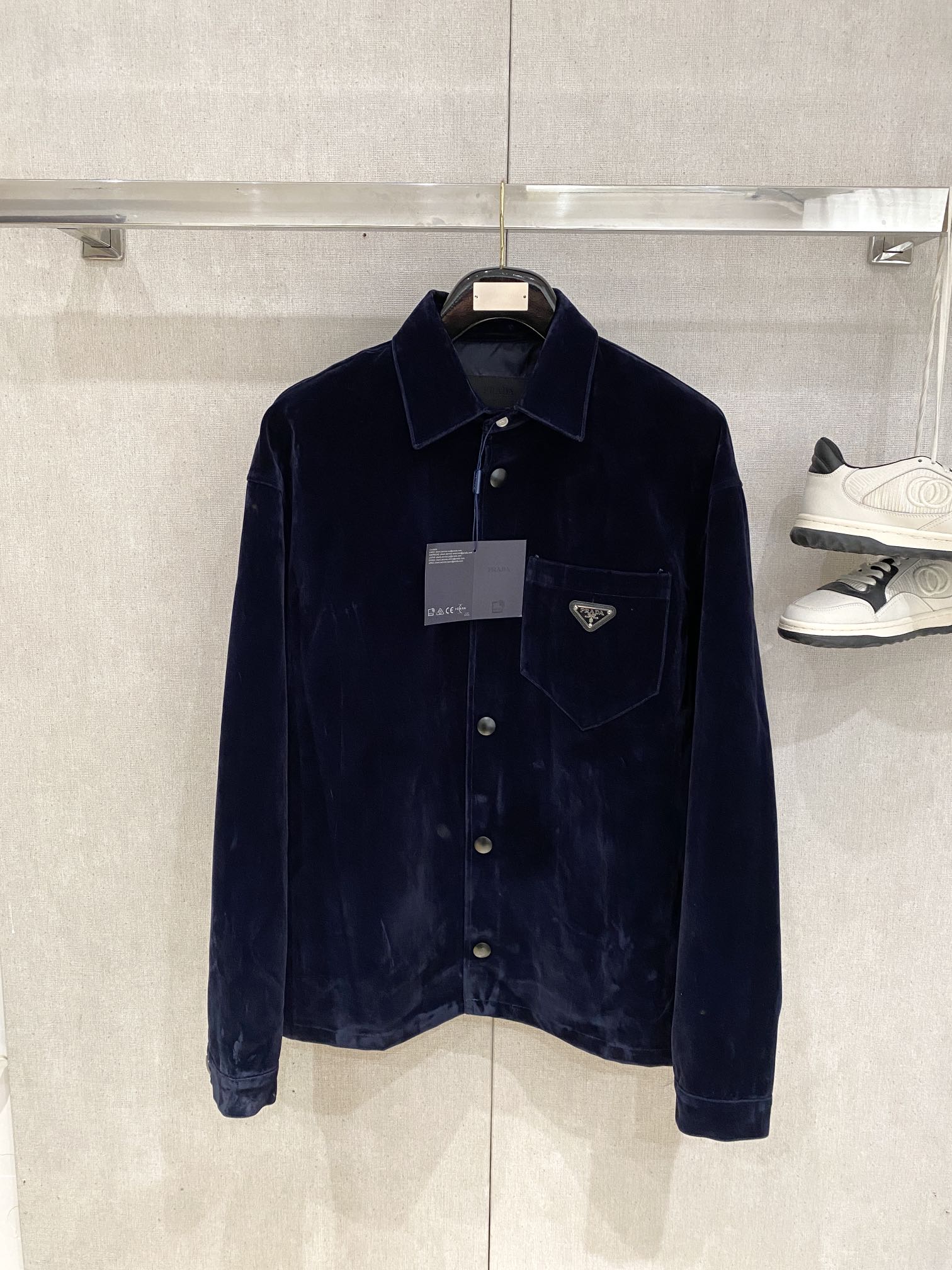 NO:123219,Prada, 2025 new jacket jacket, fashionable and handsome, simple and versatile, chest hardware decorative triangle logo, customized original fabric, not only crisp, maintains the trendy silhouette, and is comfortable to wear, the yarn weaving is more delicate, S-XL, prada, jackets & coats, jackets & coats, alexander wang19860909普拉达、2025新品夹克外套,时尚帅气,简约百搭款,胸前五金装饰三角标logo,定制原版面料,不仅挺括,保持潮流的廓形,又穿着舒适,纱织更细腻,码数S-XL,,prada,jackets & coats,jackets & coats,alexander wang,Men's clothing