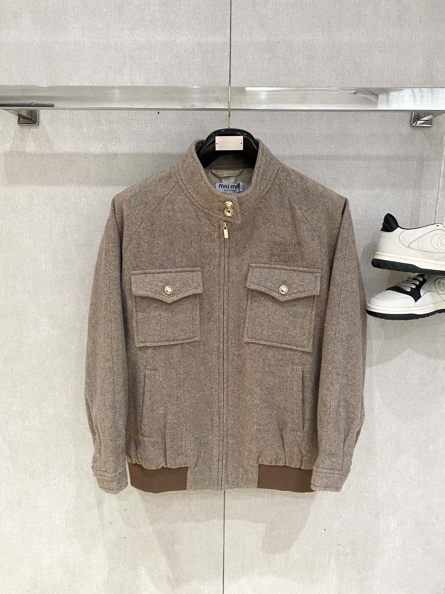 NO:123222,MIUMIU fashion brand, new jacket jacket in 2025, fashionable and handsome, simple and versatile style, embroidered letter logo on the chest, customized original fabric, not only crisp, maintains the trendy silhouette, and is comfortable to wear, and the yarn weaving is more delicate, S-XL,,miumiu, jackets & coats, jackets & coats, alexander wang19860909MIUMIU 时尚潮牌、2025新品夹克外套,时尚帅气,简约百搭款,胸前刺绣字母logo,定制原版面料,不仅挺括,保持潮流的廓形,又穿着舒适,纱织更细腻,码数S-XL,,miumiu,jackets & coats,jackets & coats,alexander wang,Men's clothing