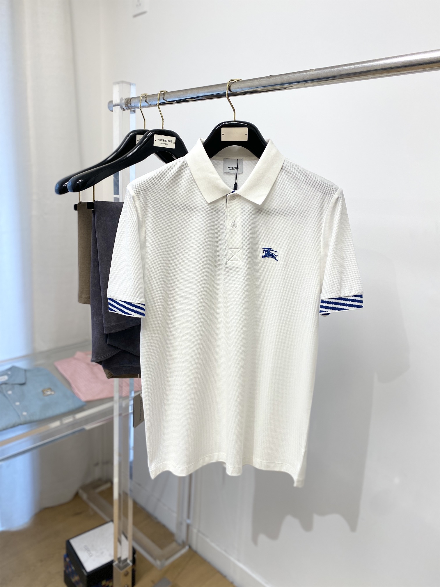 NO:127531,Burberry, the latest short-sleeved T-shirt in 2025, handsome and fashionable, exquisite embroidered pattern logo on the chest, simple and versatile style. The fabric cotton is not only crisp, maintains the trendy silhouette, and is comfortable to wear, and the yarn is more delicate, the number M-3XL, burberry, T-shirt, tees, t-shirt, alexander wang19860909巴宝莉、2025最新款短袖T恤,帅气时尚,胸前精致刺绣图案logo,简约百搭款.面料棉 不仅挺括,保持潮流的廓形,又穿着舒适,纱织更细腻,码数M-3XL,,burberry,T-shirt,tees，t-shirt,alexander wang,Men's clothing