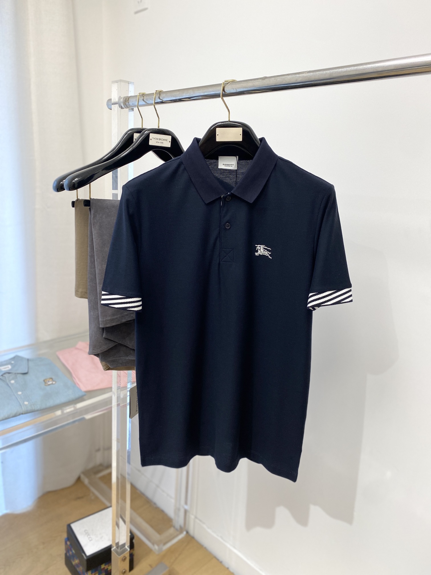 NO:127568,Burberry, the latest short-sleeved T-shirt in 2025, handsome and fashionable, exquisite embroidered pattern logo on the chest, simple and versatile style. The fabric cotton is not only crisp, maintains the trendy silhouette, and is comfortable to wear, and the yarn is more delicate, the number M-3XL, burberry, T-shirt, tees, t-shirt, alexander wang19860909巴宝莉、2025最新款短袖T恤,帅气时尚,胸前精致刺绣图案logo,简约百搭款.面料棉 不仅挺括,保持潮流的廓形,又穿着舒适,纱织更细腻,码数M-3XL,,burberry,T-shirt,tees，t-shirt,alexander wang,Men's clothing