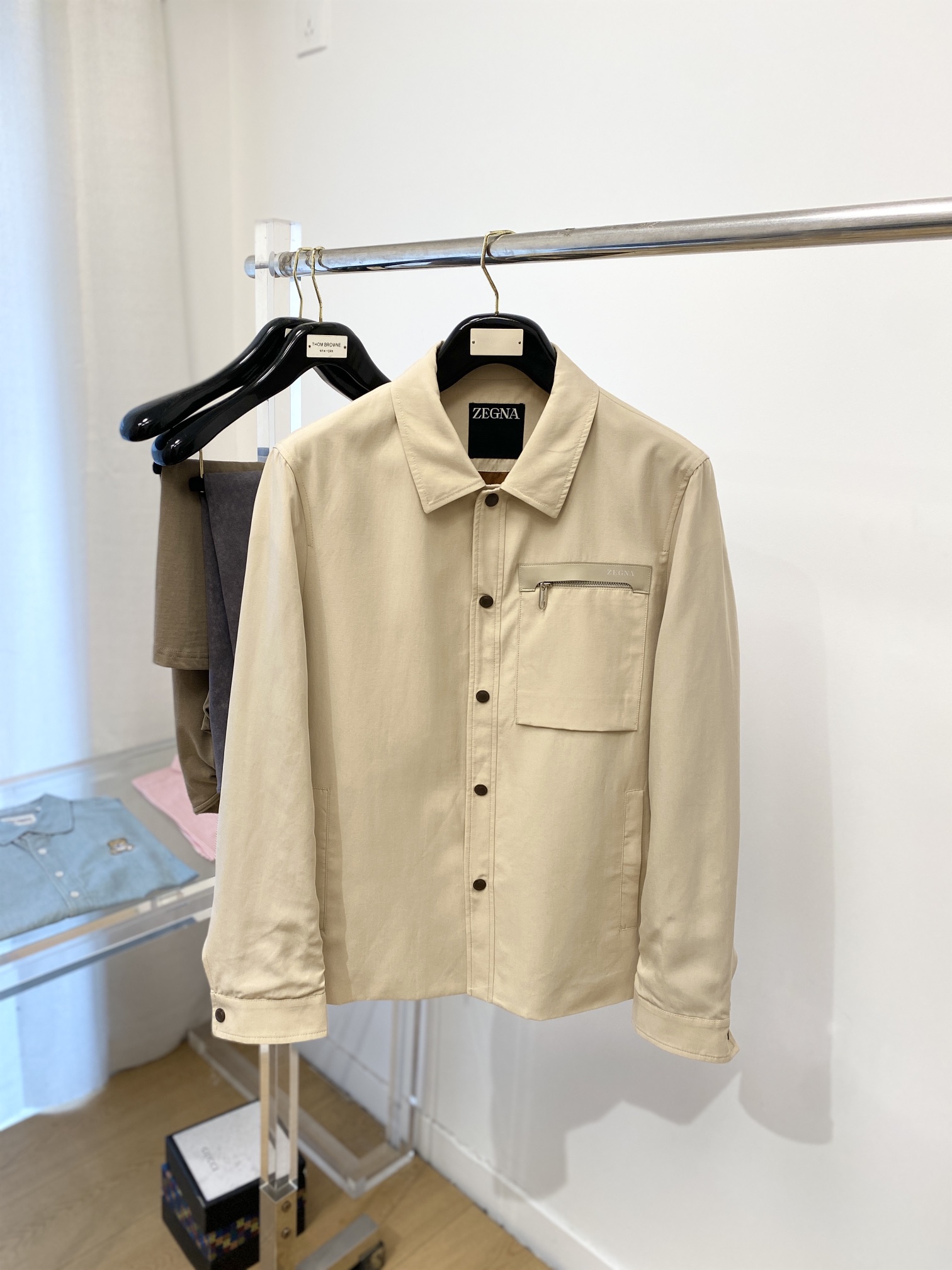 NO:124928,Zenia, 2025 new jacket jacket, fashionable and handsome, simple and versatile style, top printed letter logo on the chest, customized original fabric, not only crisp, maintains the trendy silhouette, and is comfortable to wear, the yarn weaving is more delicate, the number M-3XL, zegna, jackets & coats, jackets & coats, alexander wang19860909杰尼亚、2025新品夹克外套,时尚帅气,简约百搭款,胸前顶级印花字母logo,定制原版面料,不仅挺括,保持潮流的廓形,又穿着舒适,纱织更细腻,码数M-3XL,,zegna,jackets & coats,jackets & coats,alexander wang,Men's clothing