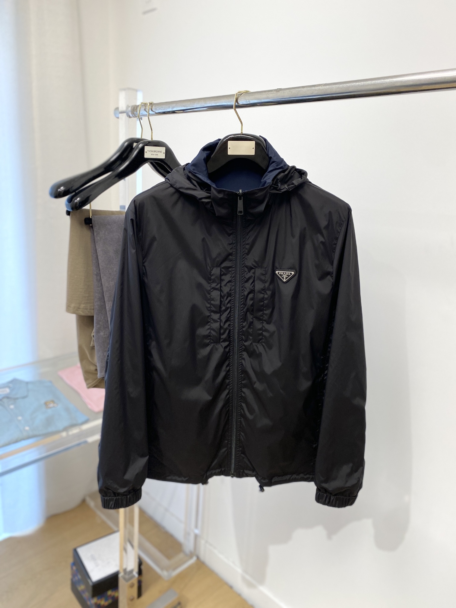 NO:124922,Prada, 2025 new double-sided jacket, fashionable and handsome, simple and versatile style, chest hardware decorative triangle logo, customized original fabric, not only crisp, maintains the trendy silhouette, and is comfortable to wear, the yarn weaving is more delicate, the number M-3XL, prada, jackets & coats, jackets & coats, alexander wang19860909普拉达、2025新品双面穿夹克外套,时尚帅气,简约百搭款,胸前五金装饰三角标logo,定制原版面料,不仅挺括,保持潮流的廓形,又穿着舒适,纱织更细腻,码数M-3XL,,prada,jackets & coats,jackets & coats,alexander wang,Men's clothing