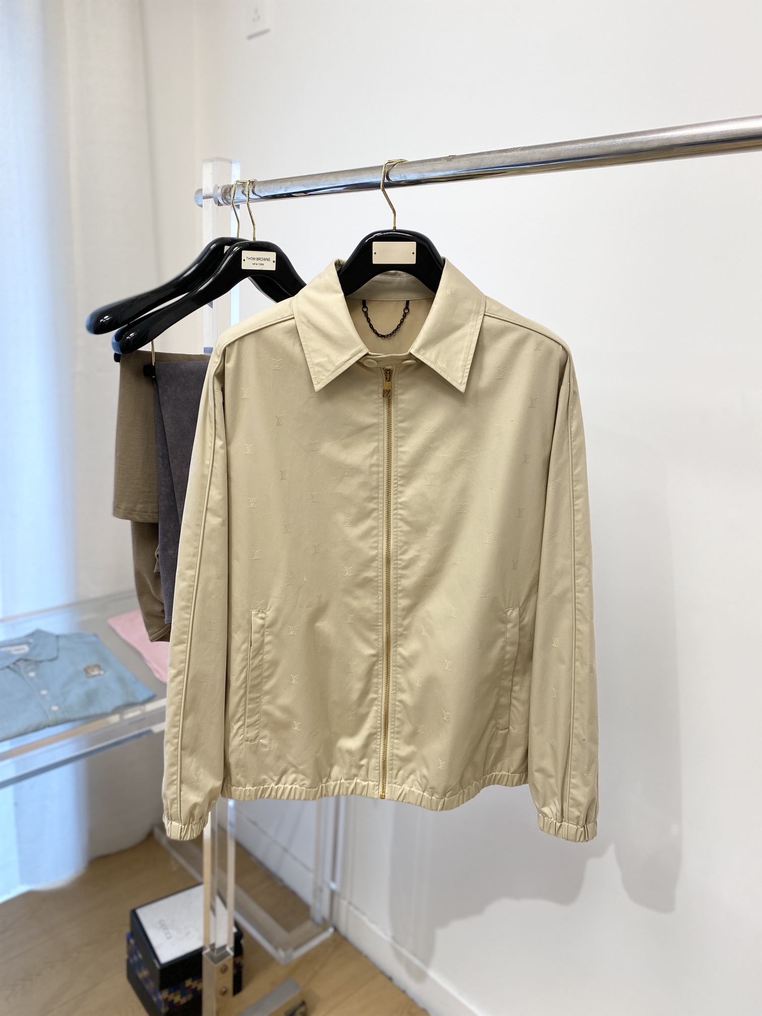 NO:124934,Louis Vuitton, 2025 new jacket jacket, fashionable and handsome, simple and versatile, digital positioned embroidery pattern letter logo, customized original fabric, not only crisp, maintains the trendy silhouette, and is comfortable to wear, and the yarn is more delicate, code M-3XL, louis vuitton, jackets & coats, jackets & coats, alexander wang19860909路易威登、2025新品夹克外套,时尚帅气,简约百搭款,数码定位刺绣图案字母logo,定制原版面料,不仅挺括,保持潮流的廓形,又穿着舒适,纱织更细腻,码数M-3XL,,louis vuitton,jackets & coats,jackets & coats,alexander wang,Men's clothing