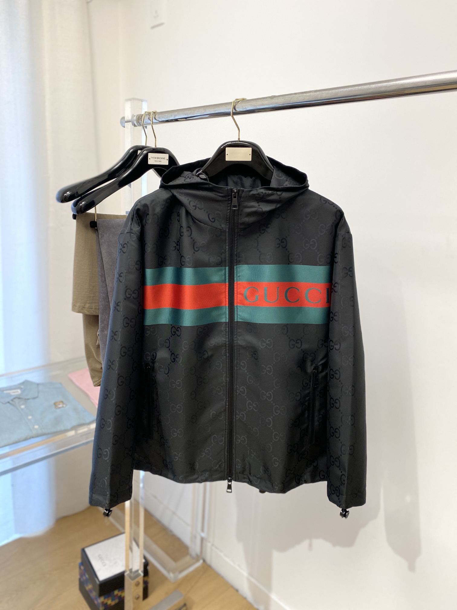 NO:124933,Guqi, 2025 new jacket jacket, fashionable and handsome, simple and versatile, top printed letter logo on the chest, customized original fabric, not only crisp, maintains the trendy silhouette, and is comfortable to wear, the yarn weaving is more delicate, the number M-3XL,, jackets & coats, jackets & coats, alexander wang19860909古奇、2025新品夹克外套,时尚帅气,简约百搭款,胸前顶级印花字母logo,定制原版面料,不仅挺括,保持潮流的廓形,又穿着舒适,纱织更细腻,码数M-3XL,,jackets & coats,jackets & coats,alexander wang,Men's clothing