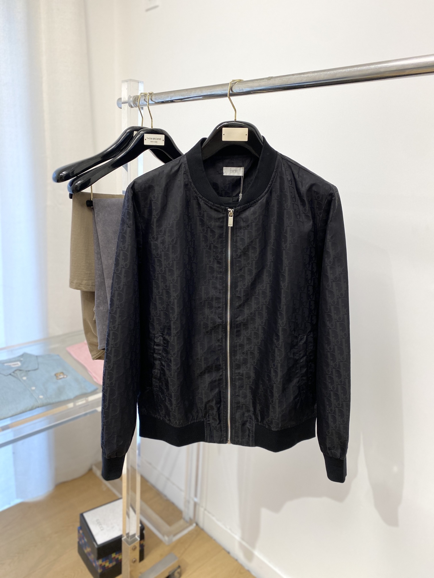 NO:124930,Dior, 2025 new jacket jacket, fashionable and handsome, simple and versatile, top digital positioned printed letter logo, customized original fabric, not only crisp, maintains the trendy silhouette, and is comfortable to wear, and the yarn is more delicate, code M-3XL,,dior, jackets & coats, jackets & coats, alexander wang19860909迪奥、2025新品夹克外套,时尚帅气,简约百搭款,顶级数码定位印花字母logo,定制原版面料,不仅挺括,保持潮流的廓形,又穿着舒适,纱织更细腻,码数M-3XL,,dior,jackets & coats,jackets & coats,alexander wang,Men's clothing