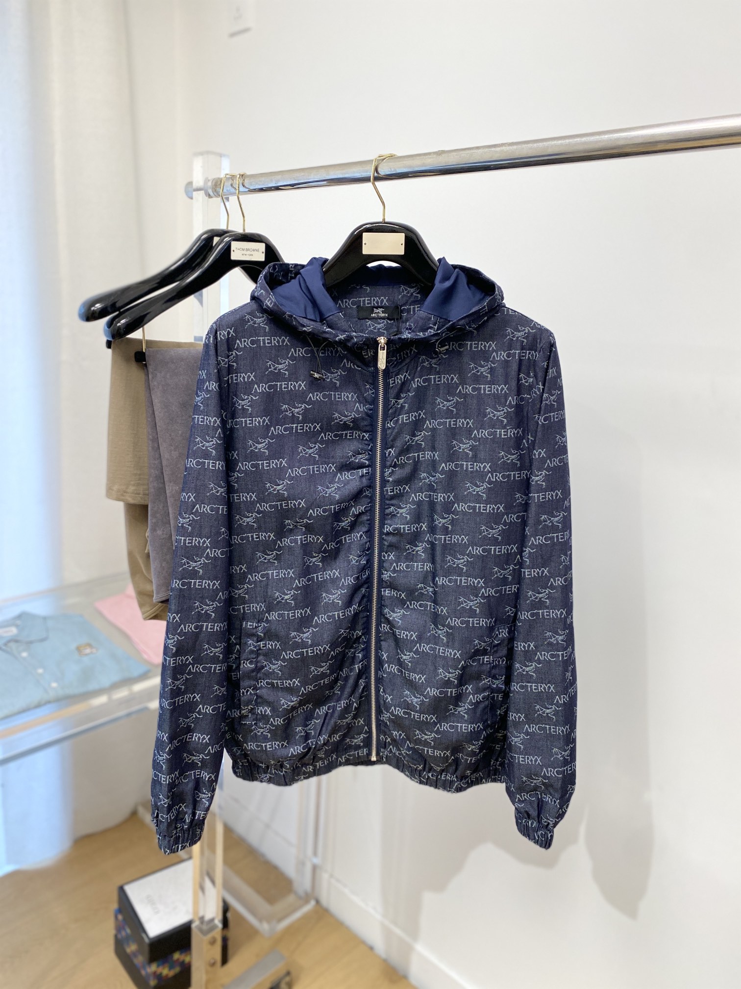 NO:124927,Archaeoptera bird, 2025 new jacket jacket, fashionable and handsome, simple and versatile, top digital positioning and fixed pattern letter logo, customized original fabric, not only crisp, maintains the trendy silhouette, and is comfortable to wear, and the yarn is more delicate, code M-3XL, arc'teryx, jackets & coats, jackets & coats, alexander wang19860909始祖鸟、2025新品夹克外套,时尚帅气,简约百搭款,顶级数码定位定织图案字母logo,定制原版面料,不仅挺括,保持潮流的廓形,又穿着舒适,纱织更细腻,码数M-3XL,arc'teryx,jackets & coats,jackets & coats,alexander wang,Men's clothing